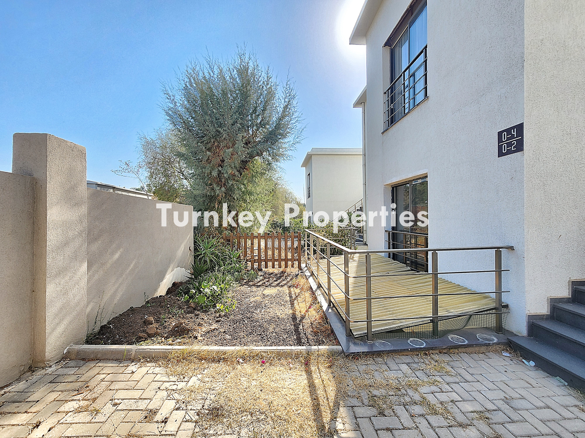 Bodrum Bitez’de Kiralık Dubleks Bahçeli Üç Odalı Merkezi Konum