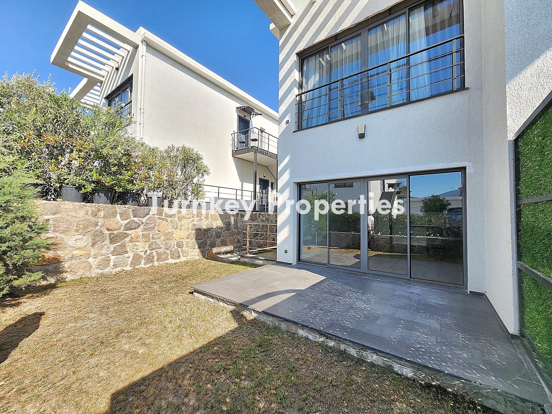 Bodrum Bitez’de Kiralık Dubleks Bahçeli Üç Odalı Merkezi Konum