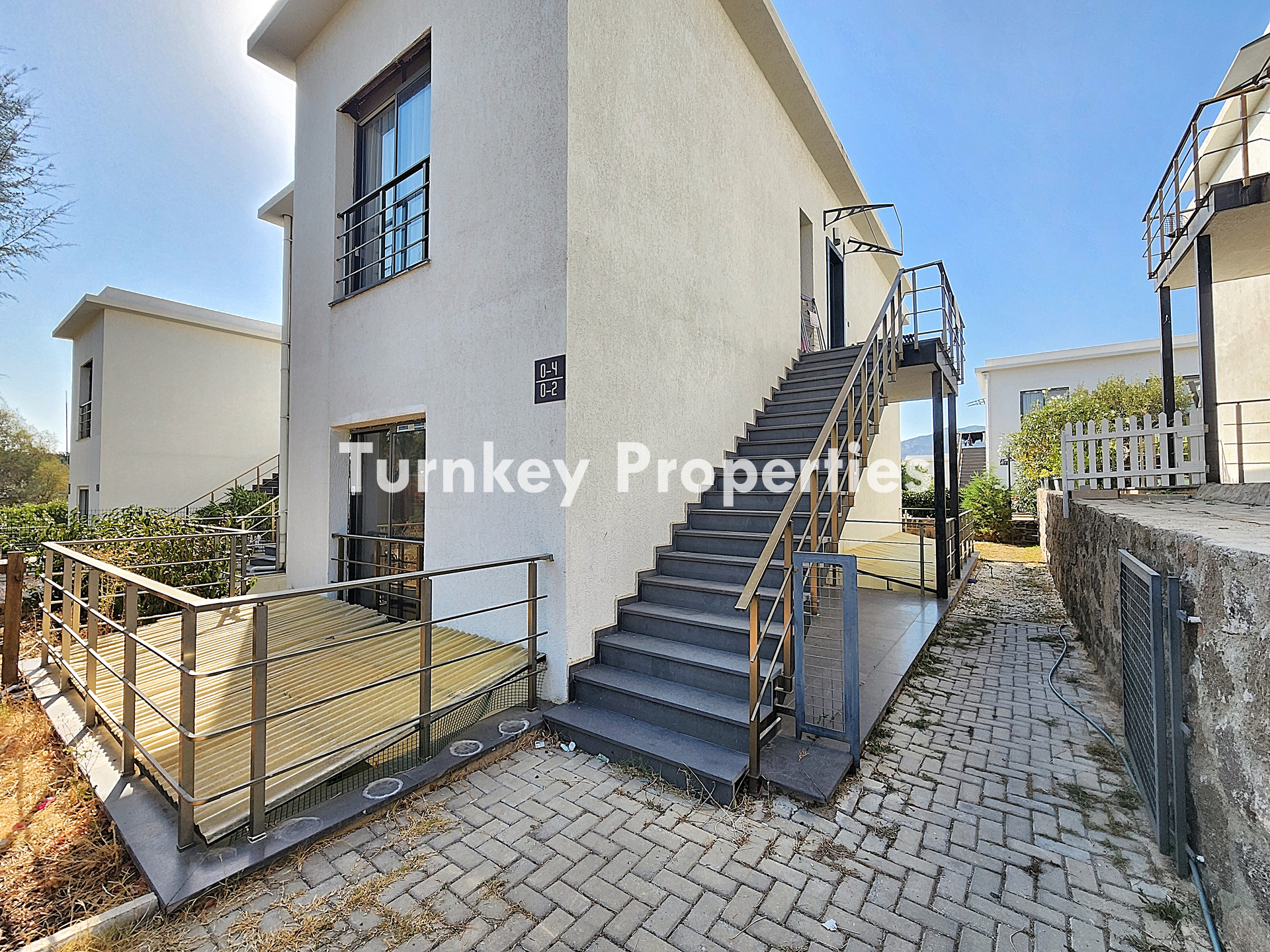Bodrum Bitez’de Kiralık Dubleks Bahçeli Üç Odalı Merkezi Konum