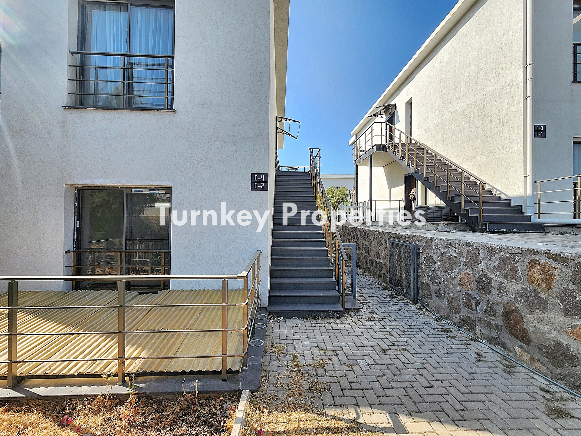 Bodrum Bitez’de Kiralık Dubleks Bahçeli Üç Odalı Merkezi Konum