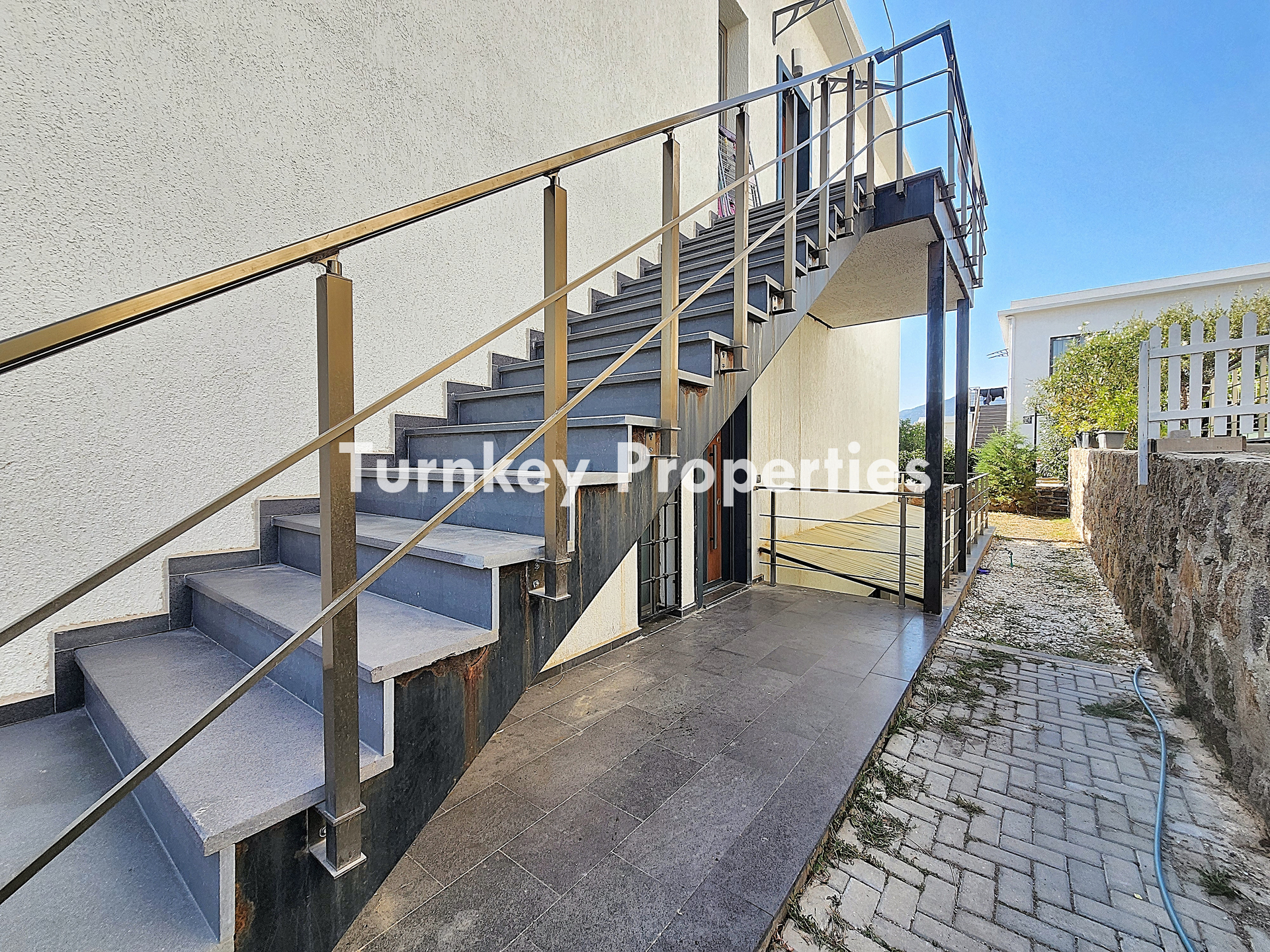 Bodrum Bitez’de Kiralık Dubleks Bahçeli Üç Odalı Merkezi Konum