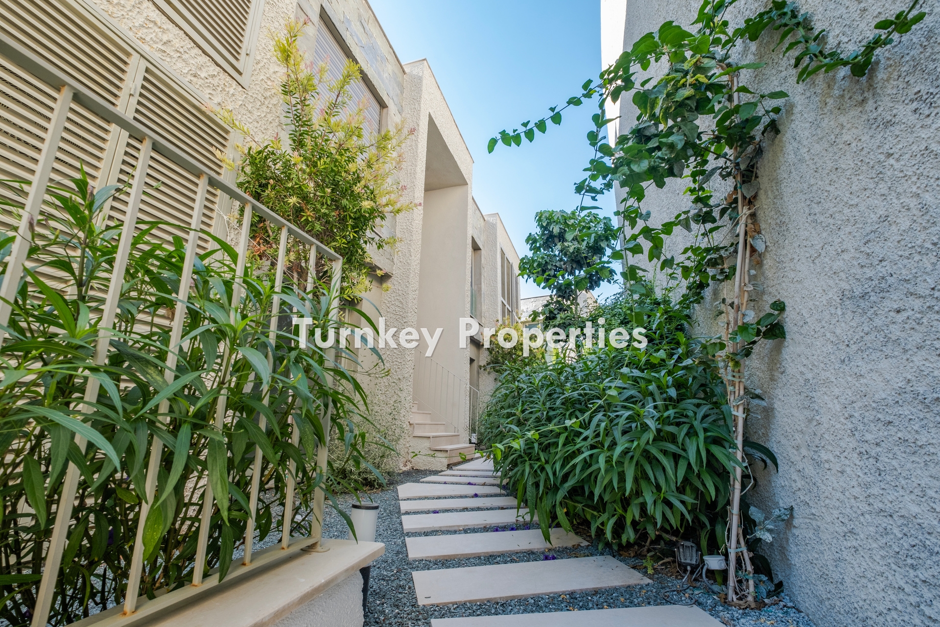 Turgutreis’te Kaliminos ve Marina Manzaralı 3+1 Satılık Daire | Ortak Havuz, Yerden Isıtma, Jeneratör ve Su Deposu Özellikleriyle