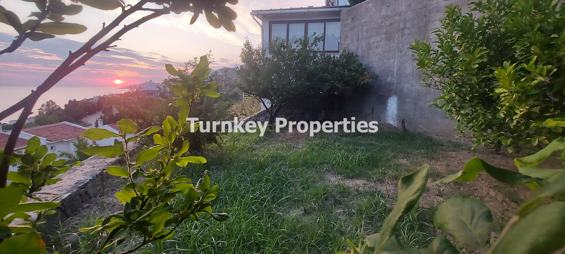 Boğaziçi Satılık Bahçeli Ev Denize Sıfır Site İskeleli ve Plajlı