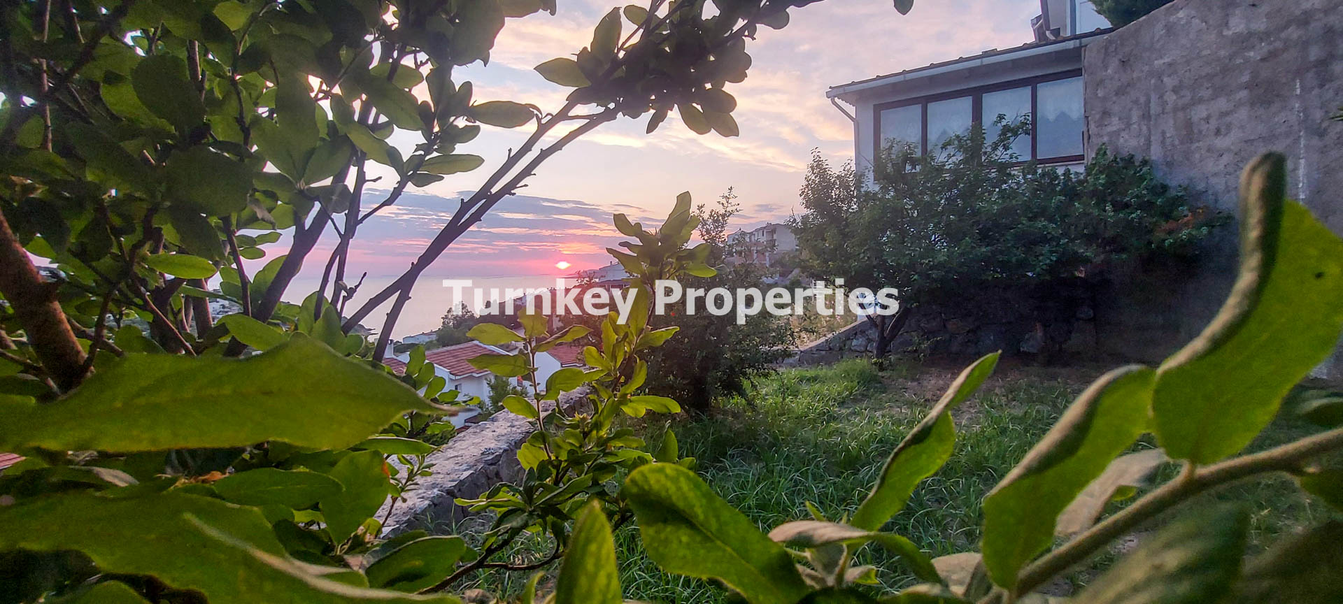 Boğaziçi Satılık Bahçeli Ev Denize Sıfır Site İskeleli ve Plajlı
