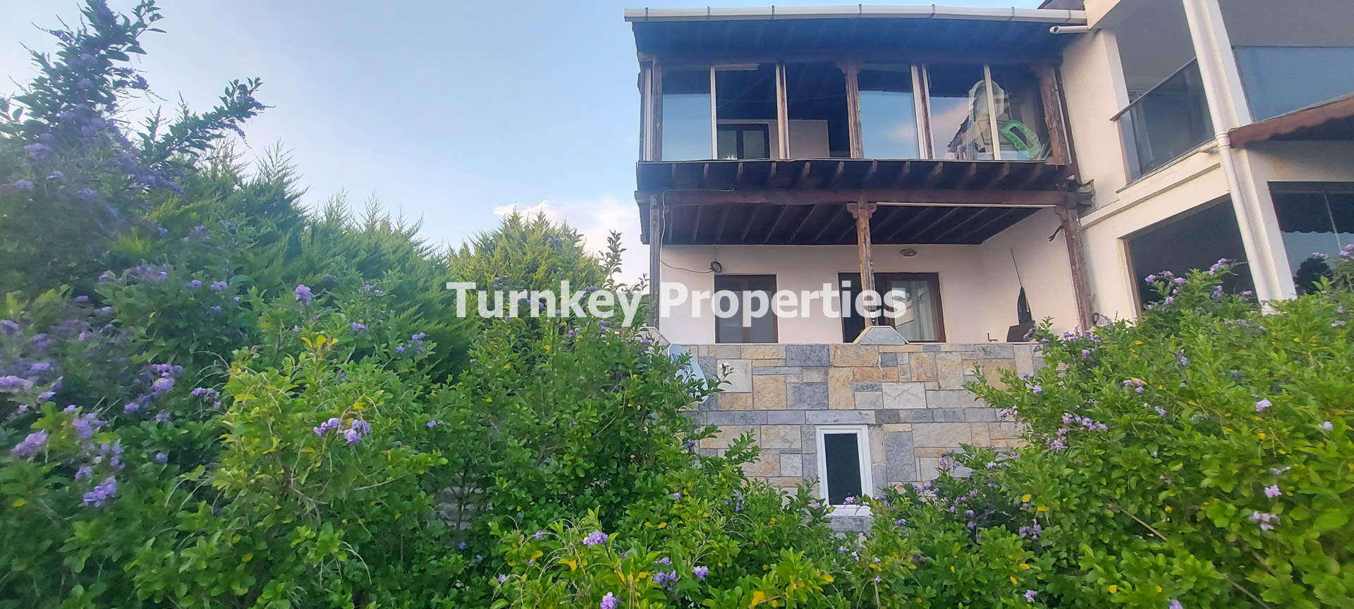Boğaziçi Satılık Bahçeli Ev Denize Sıfır Site İskeleli ve Plajlı