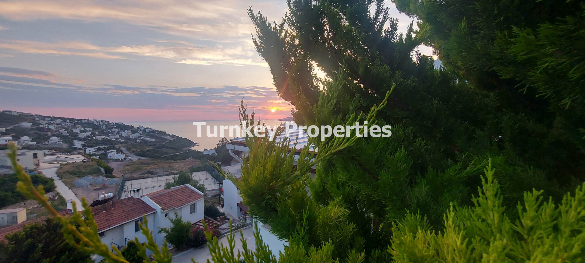 Boğaziçi Satılık Bahçeli Ev Denize Sıfır Site İskeleli ve Plajlı