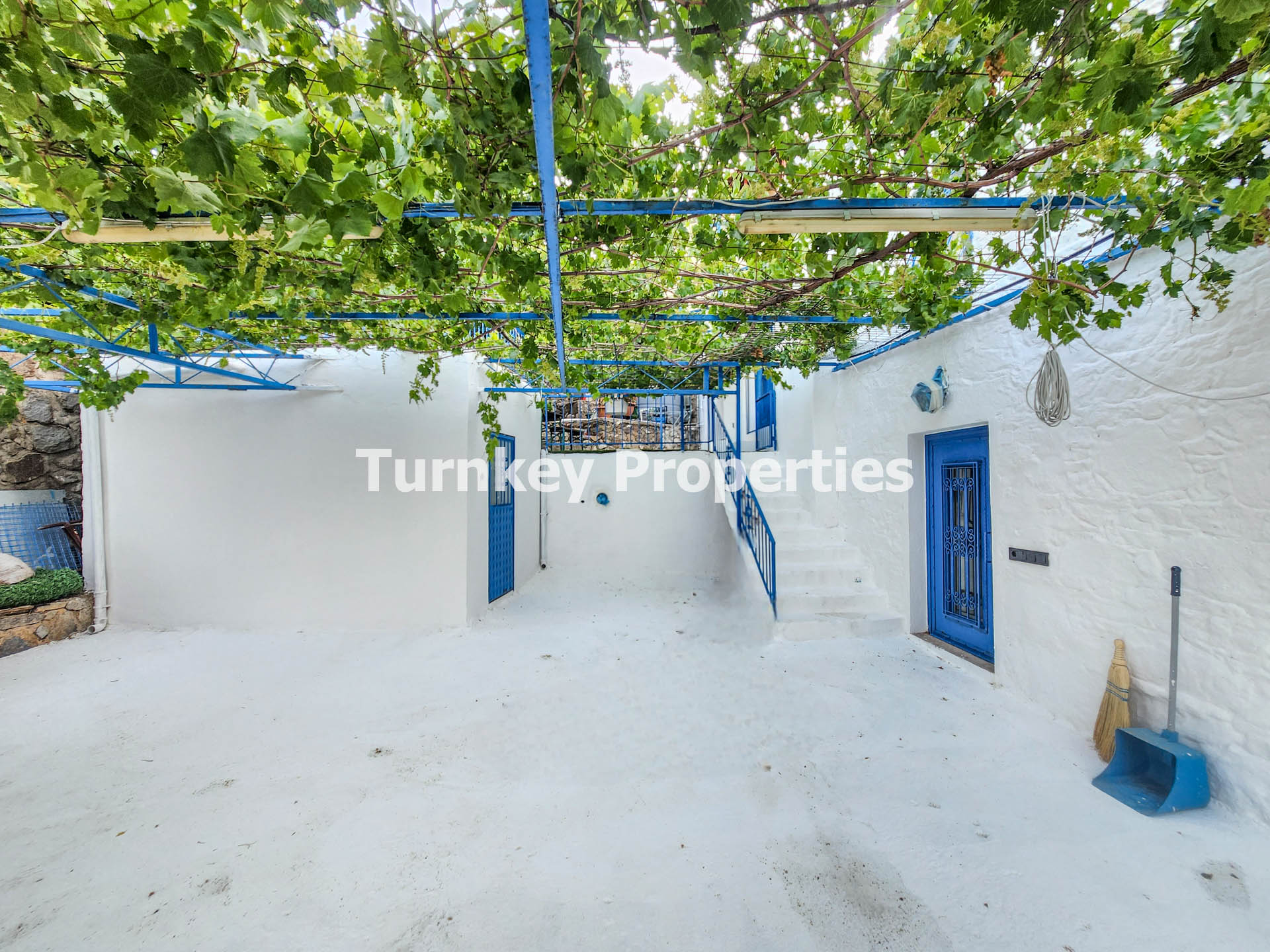 Yakaköy Kiralık Avlulu Bodrum Taş Ev Müstakil Yaşam ve Bahçeli Ev
