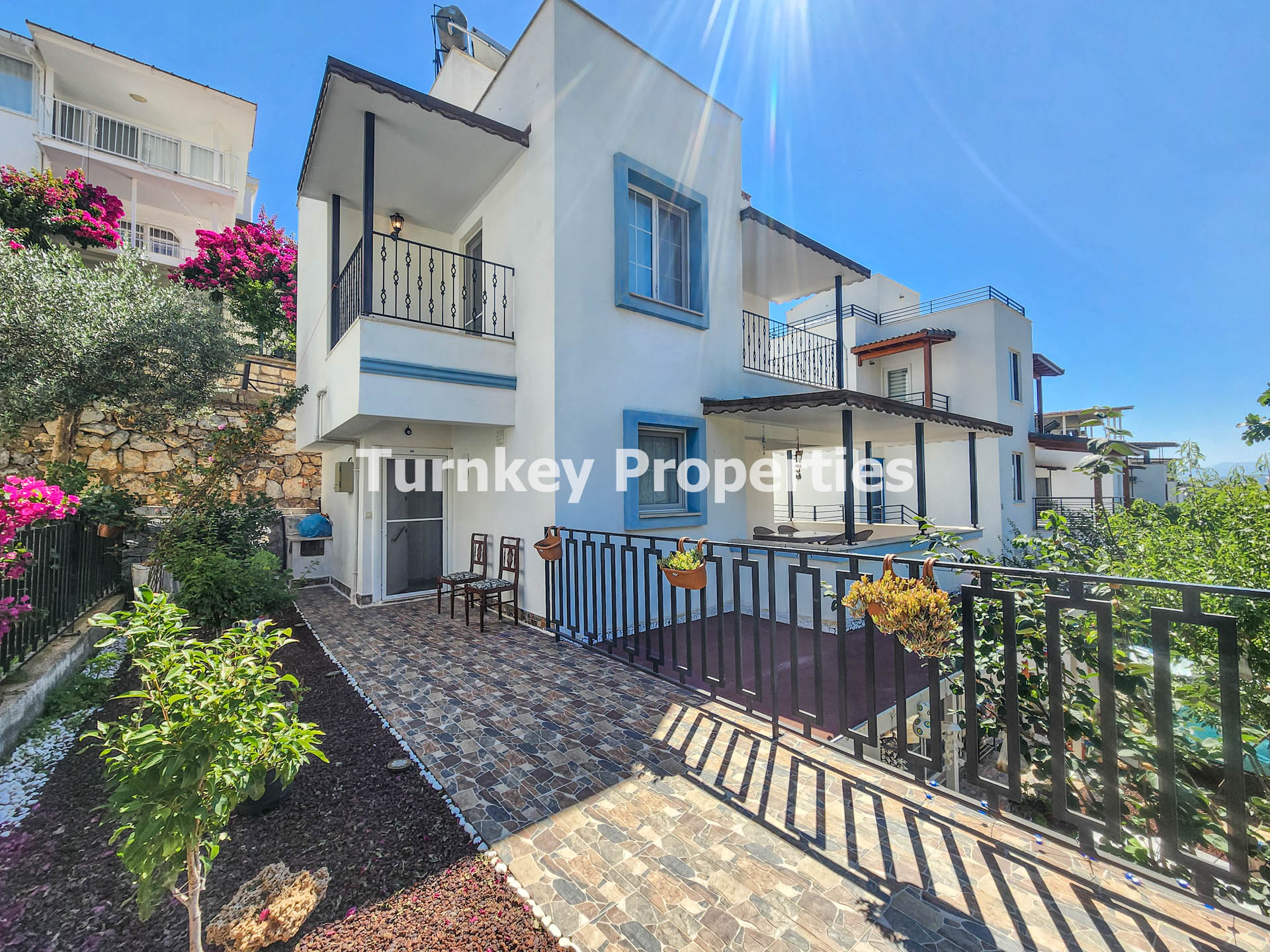 Boğaziçi Satılık Villa Göl Manzaralı Bahçeli Denize Yakın Özel Ev