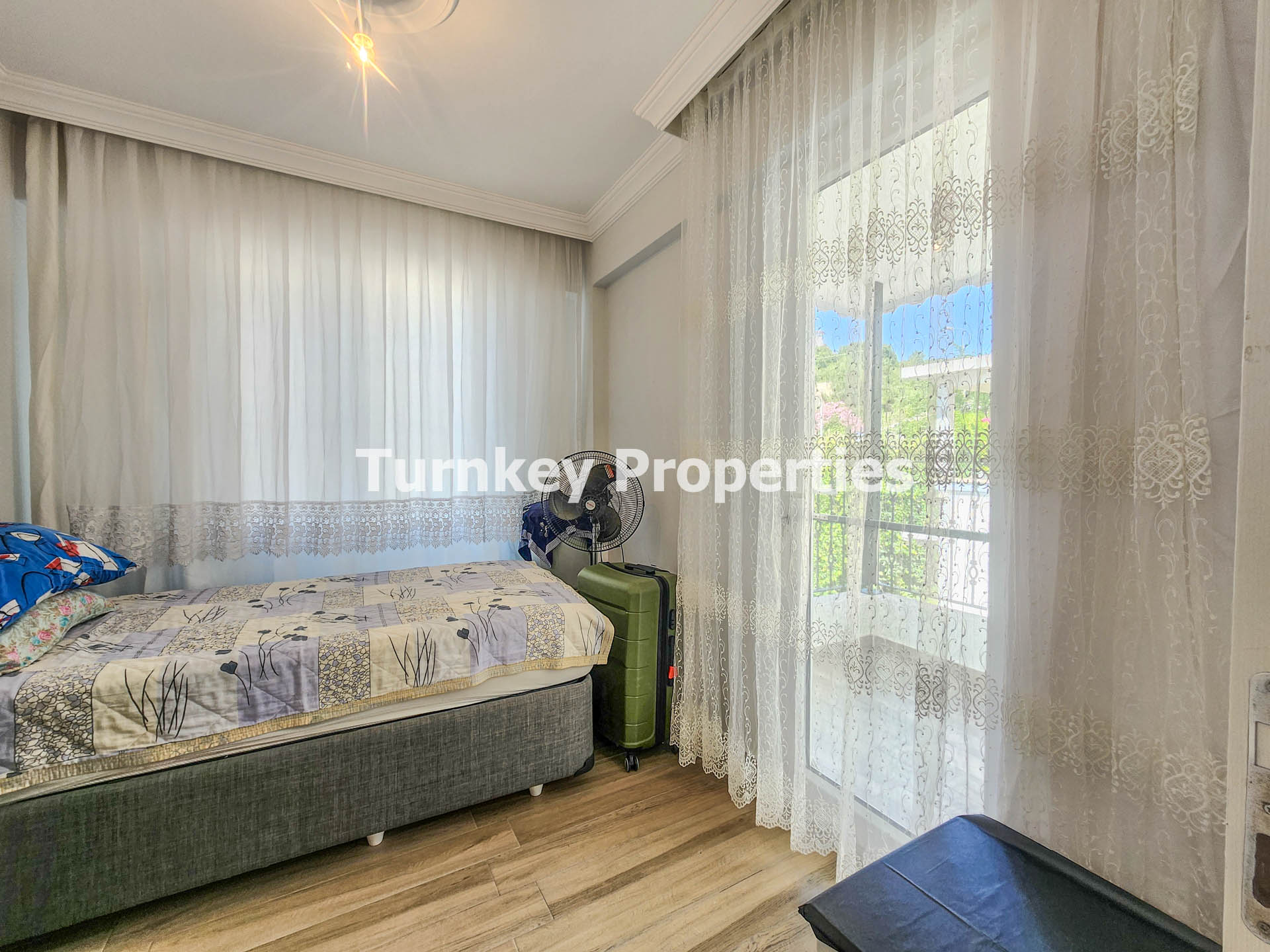 Boğaziçi Satılık Villa Göl Manzaralı Bahçeli Denize Yakın Özel Ev