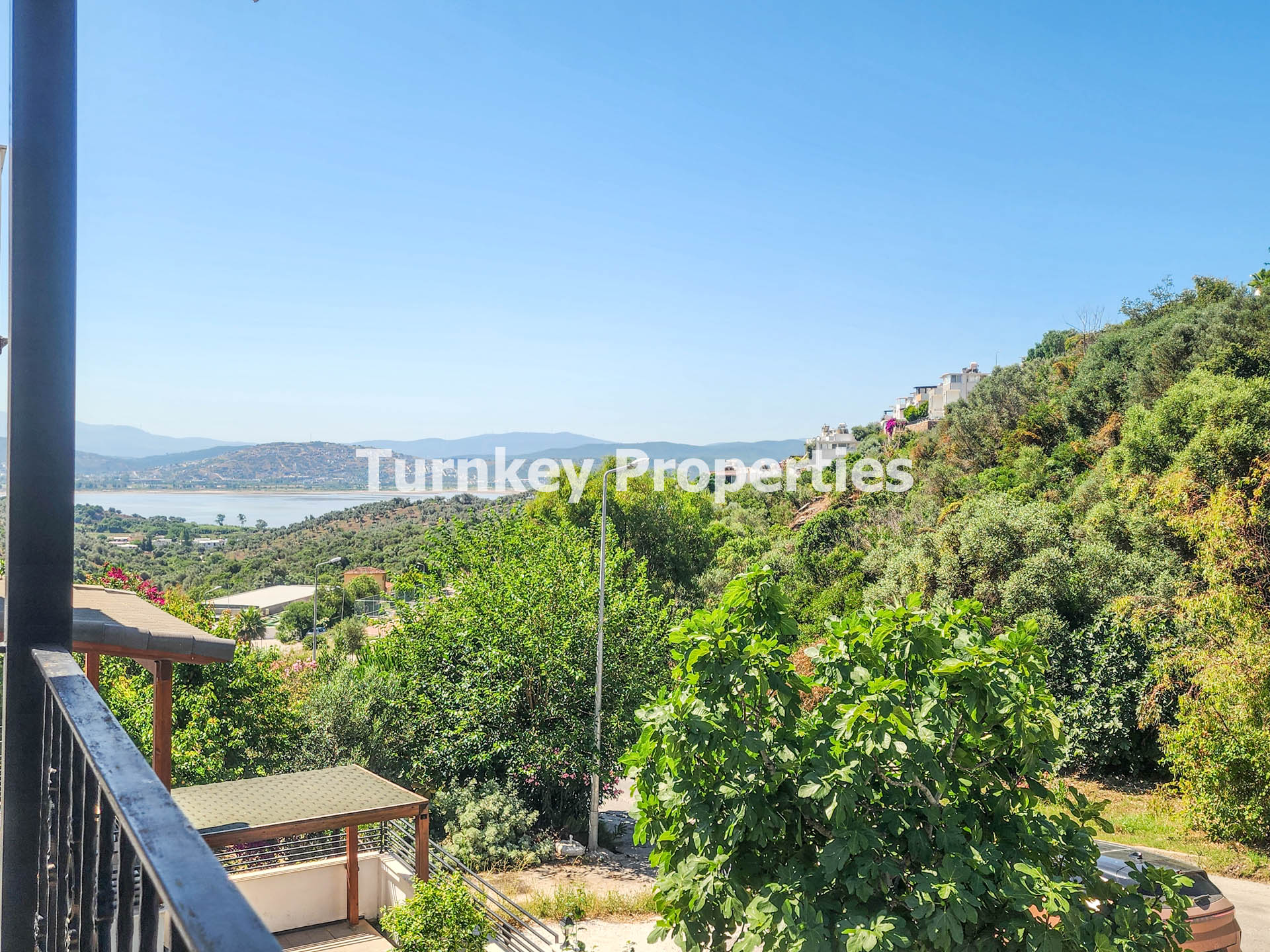 Boğaziçi Satılık Villa Göl Manzaralı Bahçeli Denize Yakın Özel Ev