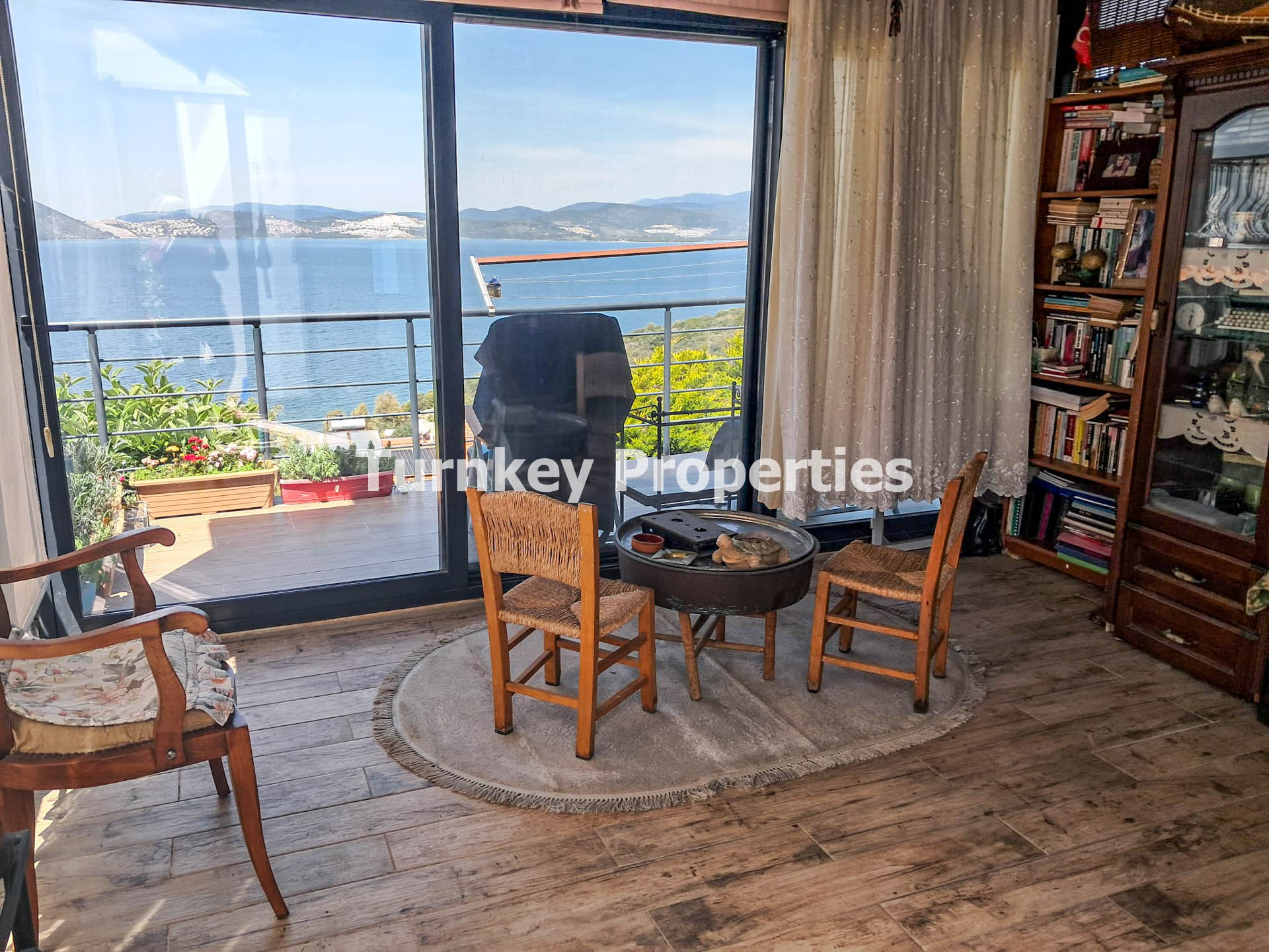 Boğaziçi Satılık Villa Deniz Manzaralı Müstemilatlı ve Depolu Ev
