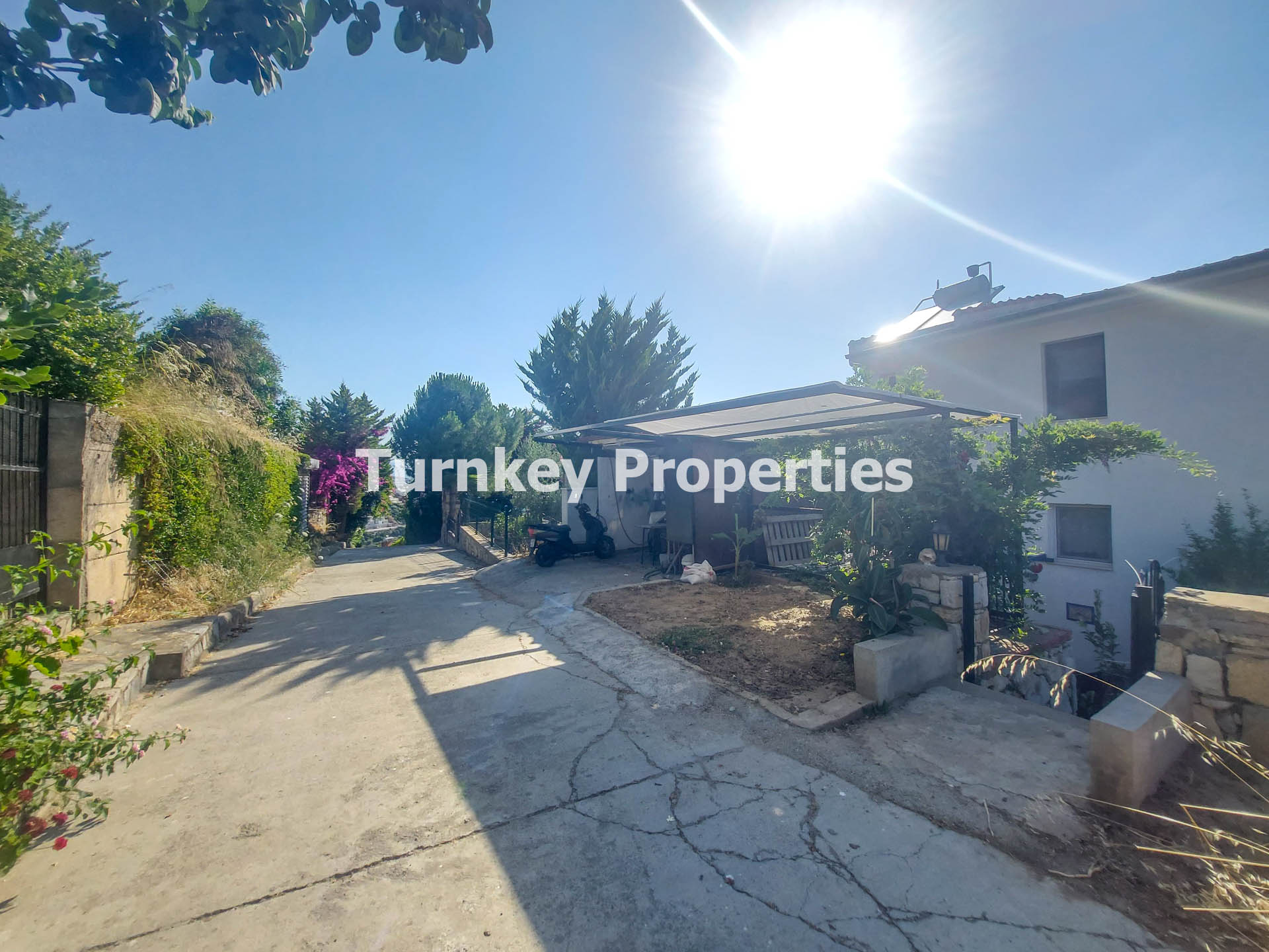 Boğaziçi Satılık Villa Deniz Manzaralı Müstemilatlı ve Depolu Ev