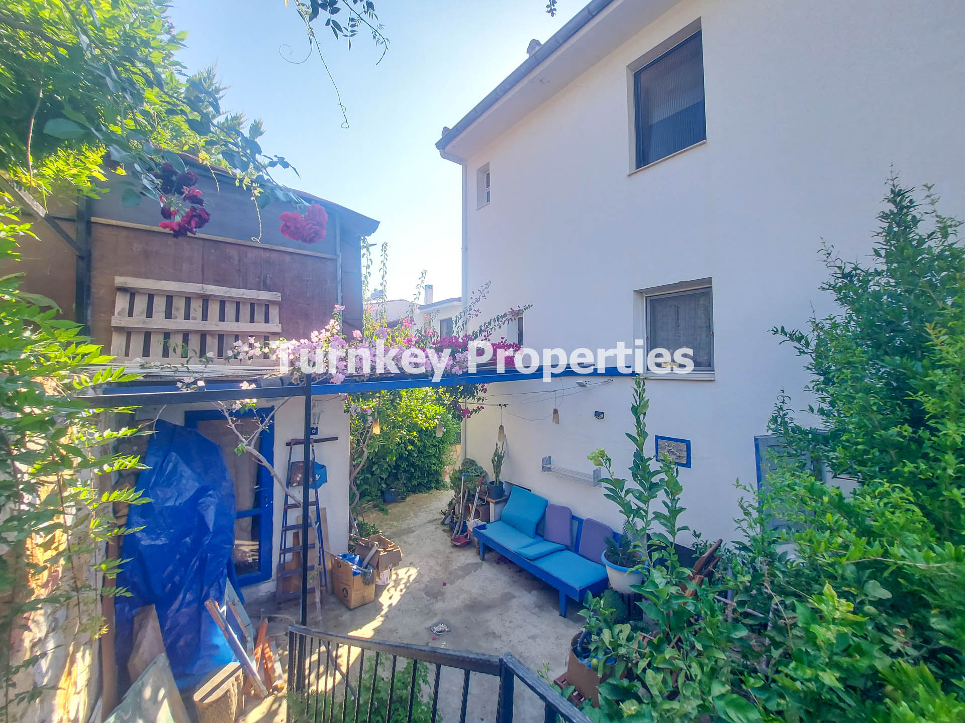 Boğaziçi Satılık Villa Deniz Manzaralı Müstemilatlı ve Depolu Ev