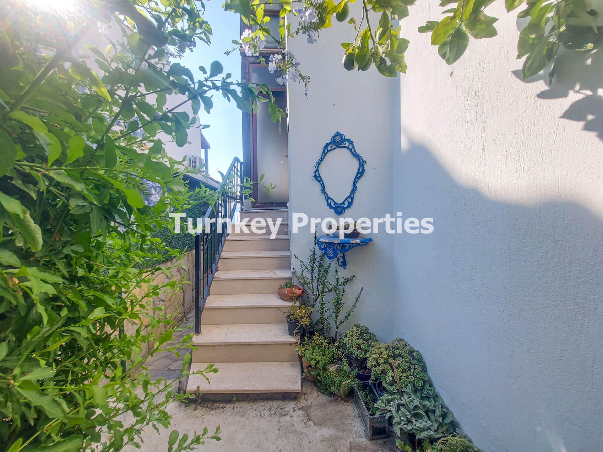 Boğaziçi Satılık Villa Deniz Manzaralı Müstemilatlı ve Depolu Ev