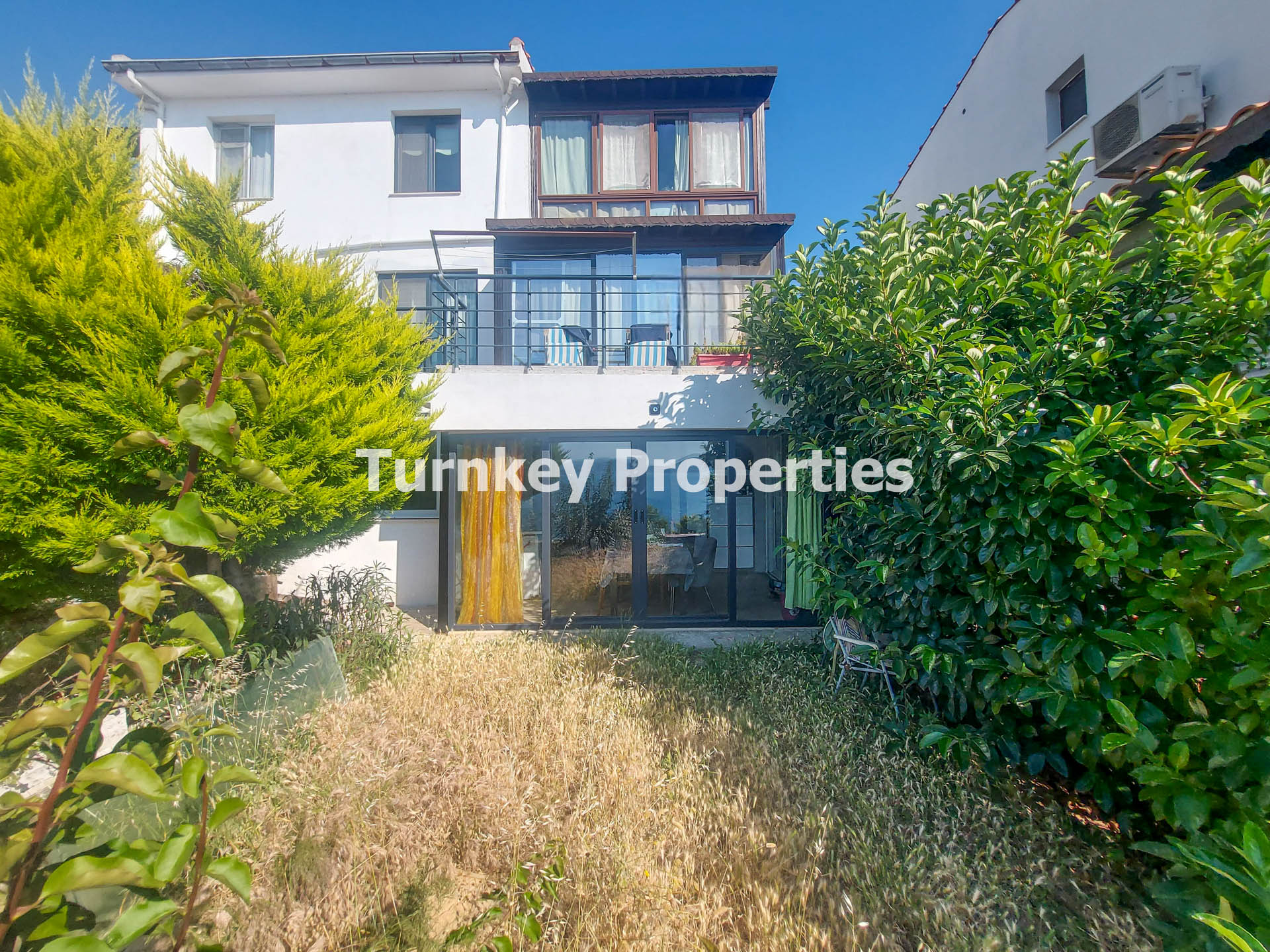 Boğaziçi Satılık Villa Deniz Manzaralı Müstemilatlı ve Depolu Ev