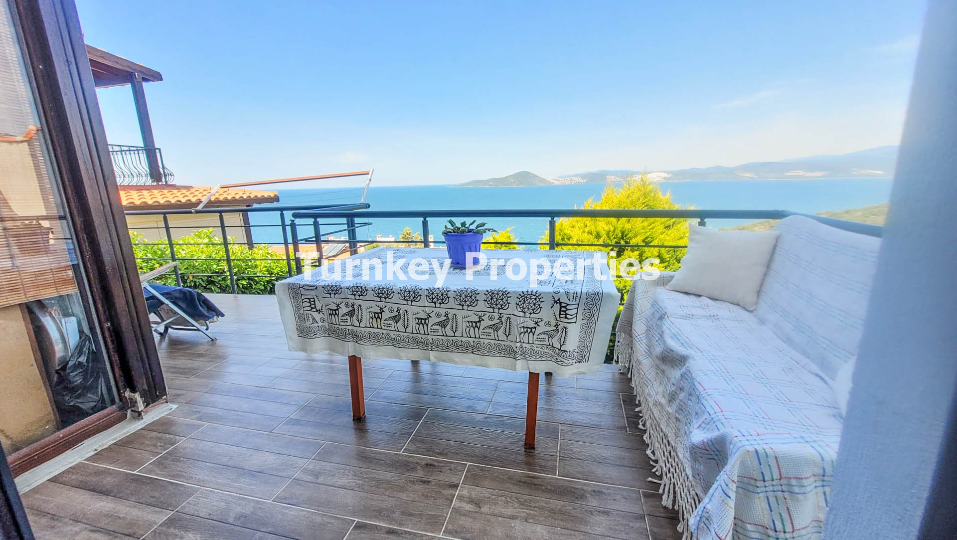 Boğaziçi Satılık Villa Deniz Manzaralı Müstemilatlı ve Depolu Ev