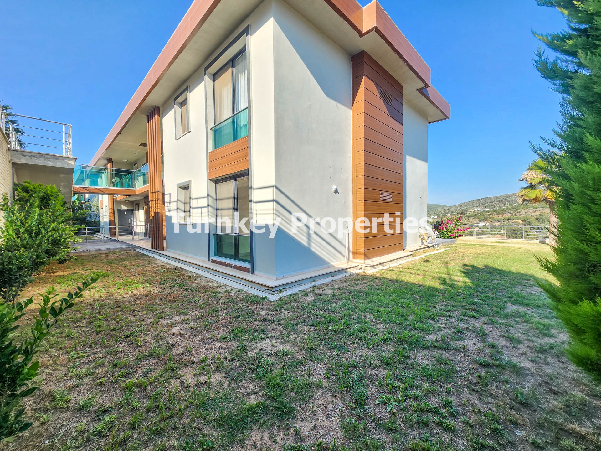 Dörttepe'de Satılık Bahçe Katı Geniş Bahçeli Köşe Konumlu Daire