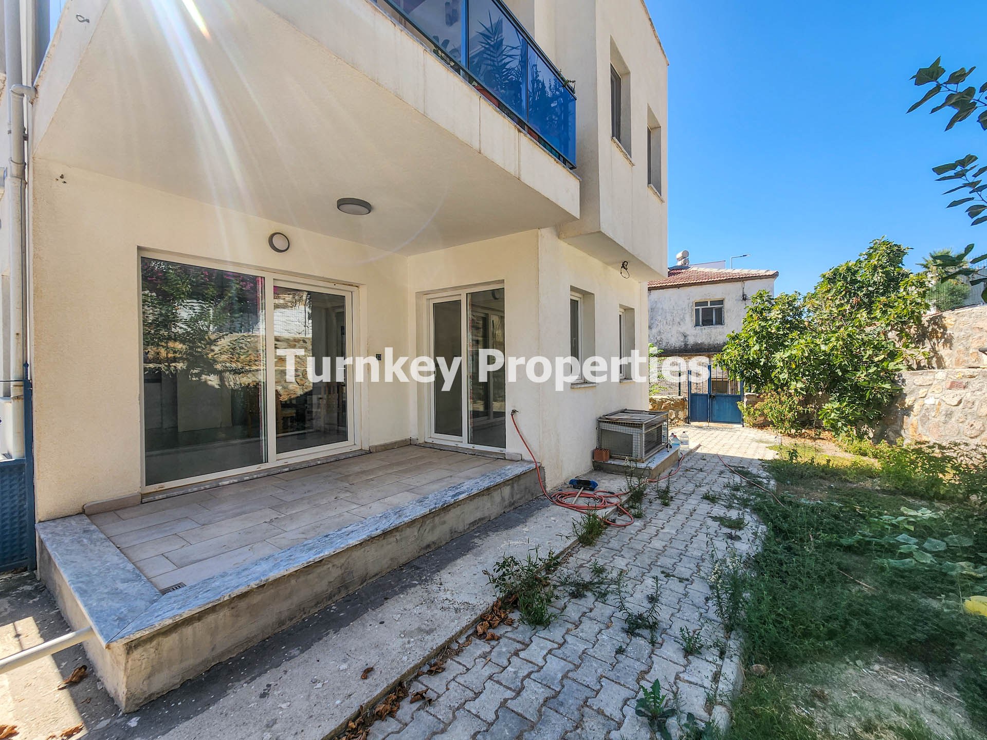 Gündoğan'da Kiralık Dubleks Farilya Merkezi Konumda Geniş Bahçeli