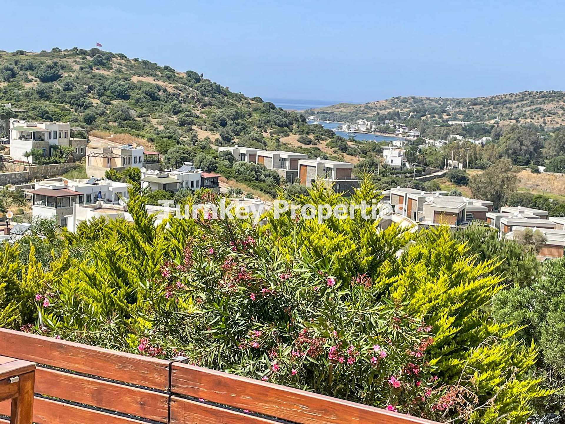 Gümüşlük Satılık Villa Deniz Manzaralı, Geniş Bahçeli Site İçinde