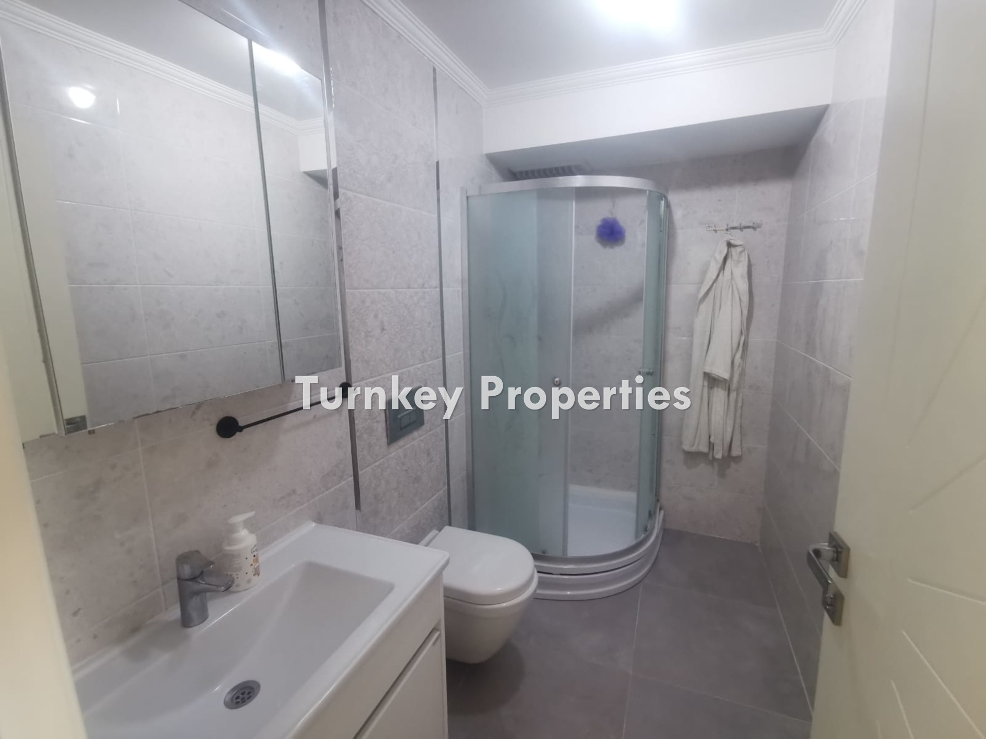 Güvercinlik'te Özel Plajlı, Sosyal Tesisli, Deniz Manzaralı Satılık 3+1 Villa