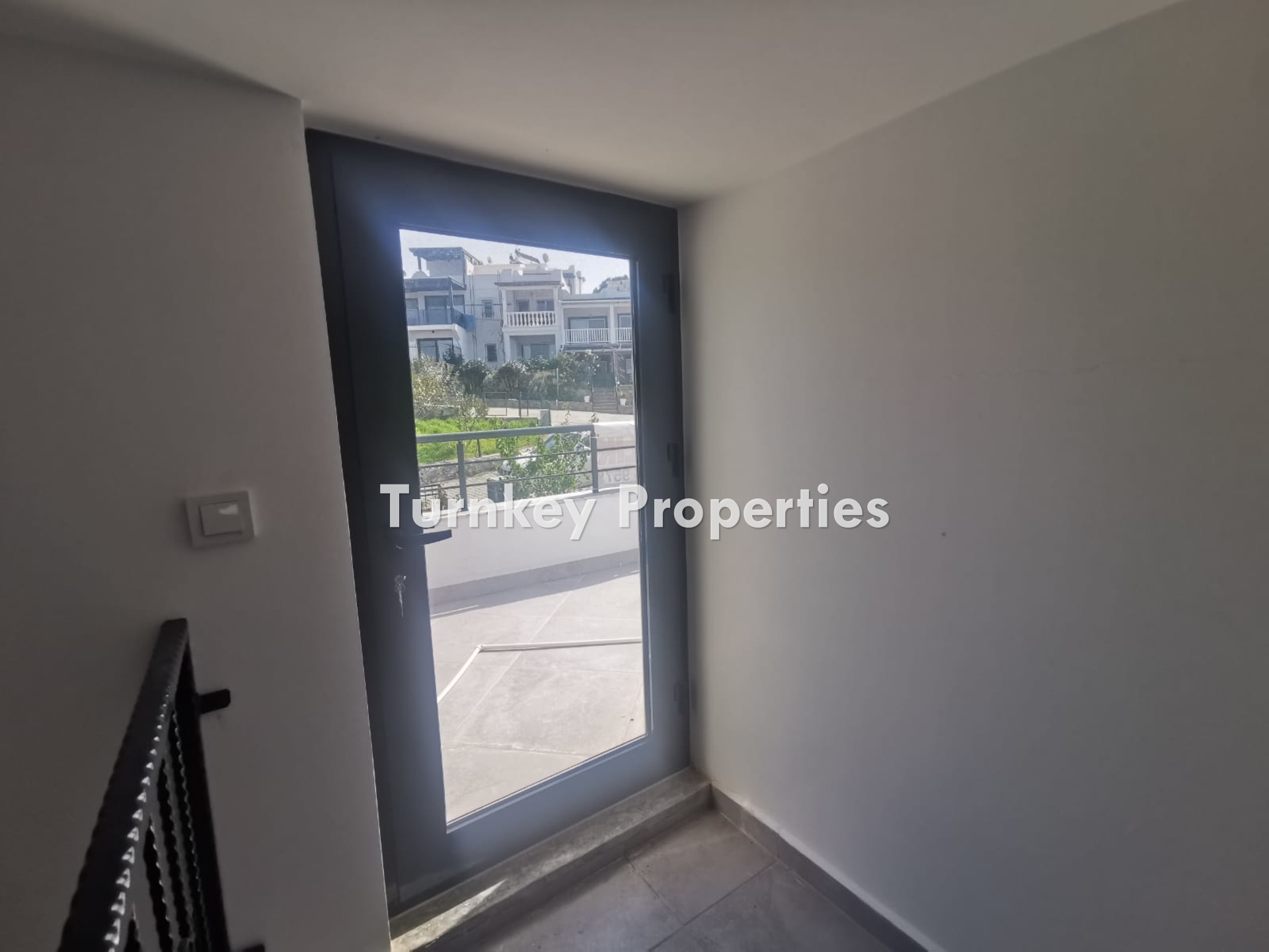 Güvercinlik'te Özel Plajlı, Sosyal Tesisli, Deniz Manzaralı Satılık 3+1 Villa