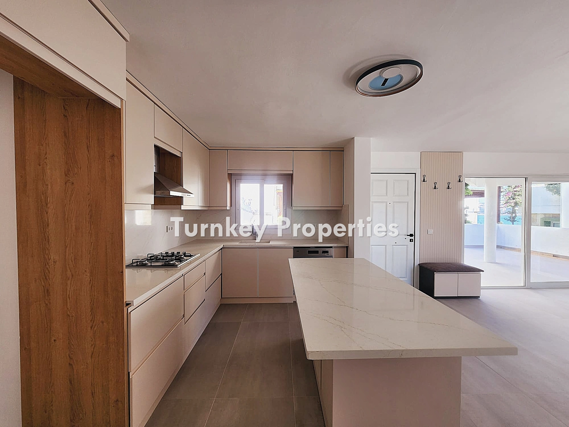 Gündoğan Küçükbük'te Deniz Manzaralı, Bahçeli Satılık Villa