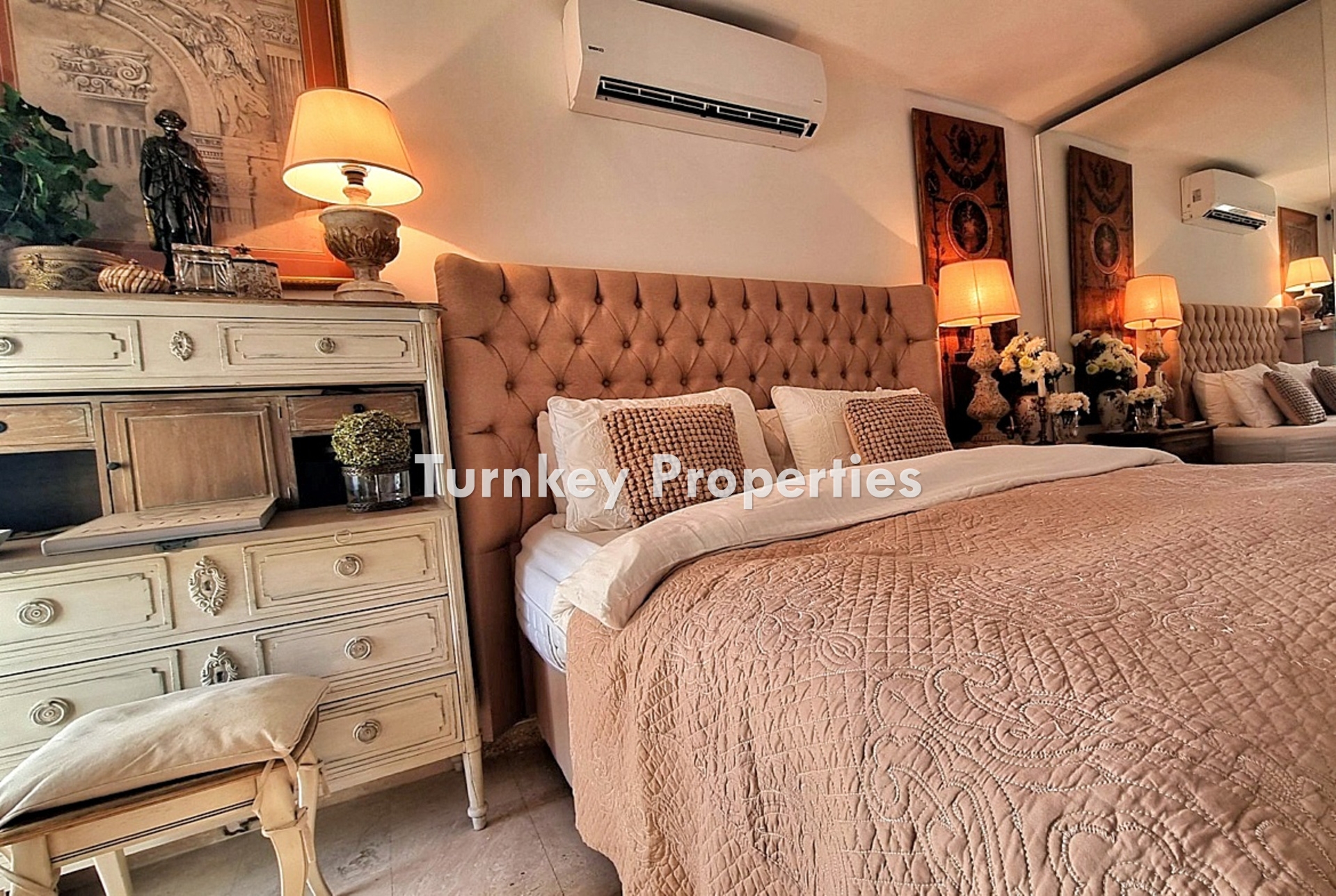 Yalıkavak'ta Satılık Lüks Villa, Eşsiz Şıklık ve Panoramik Körfez Manzarası