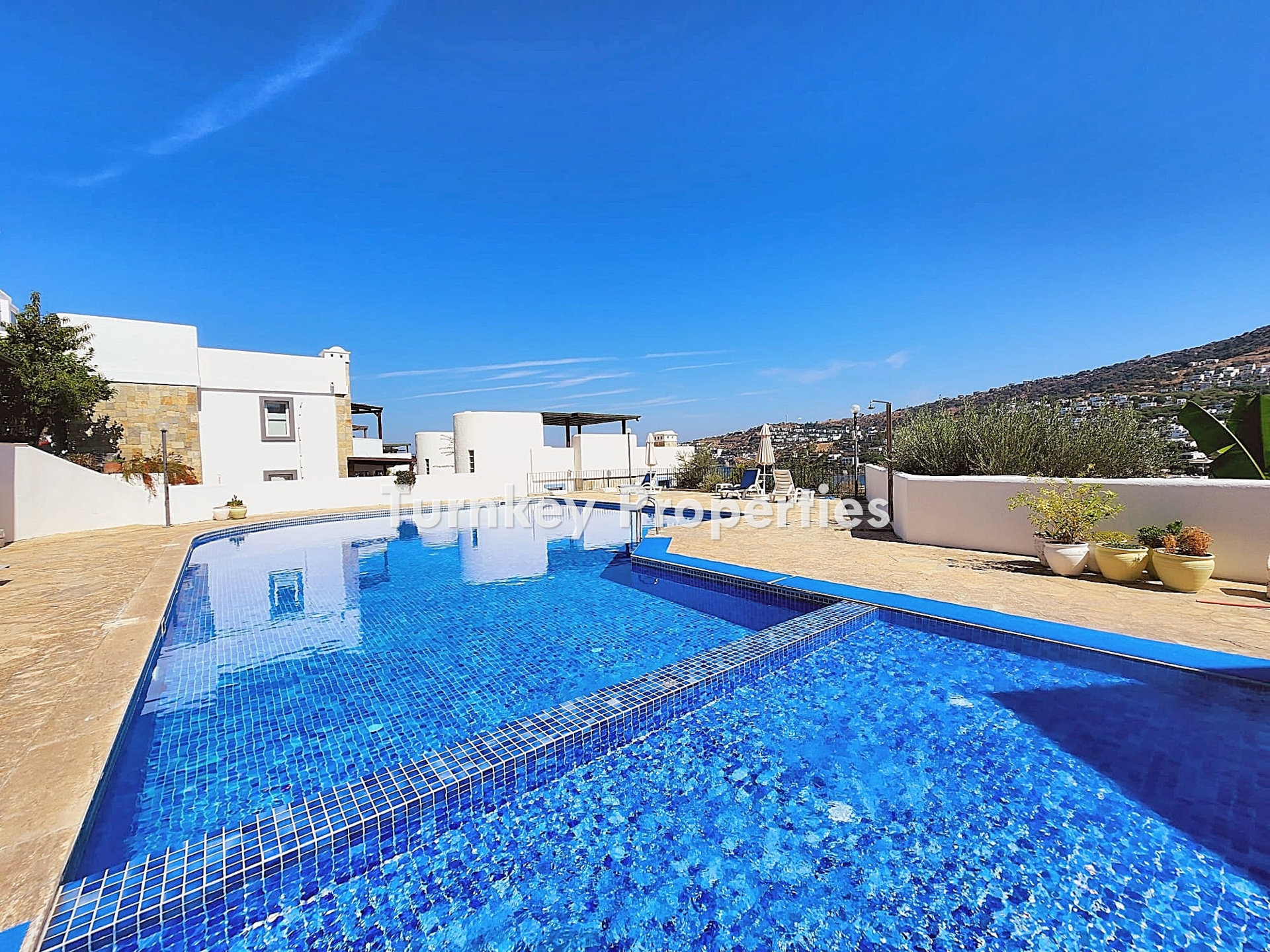 Gündoğan Küçükbük'te Deniz Manzaralı, Bahçeli Satılık Villa