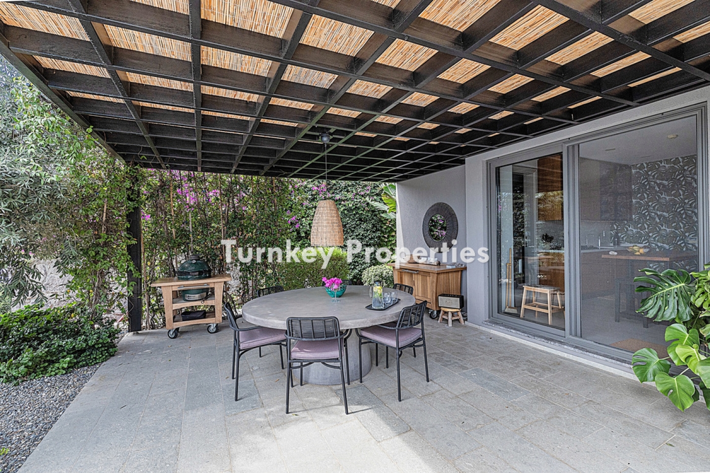 Dibeklihan Satılık Villa Tek Katlı Özel Bahçeli Infinity Havuzlu