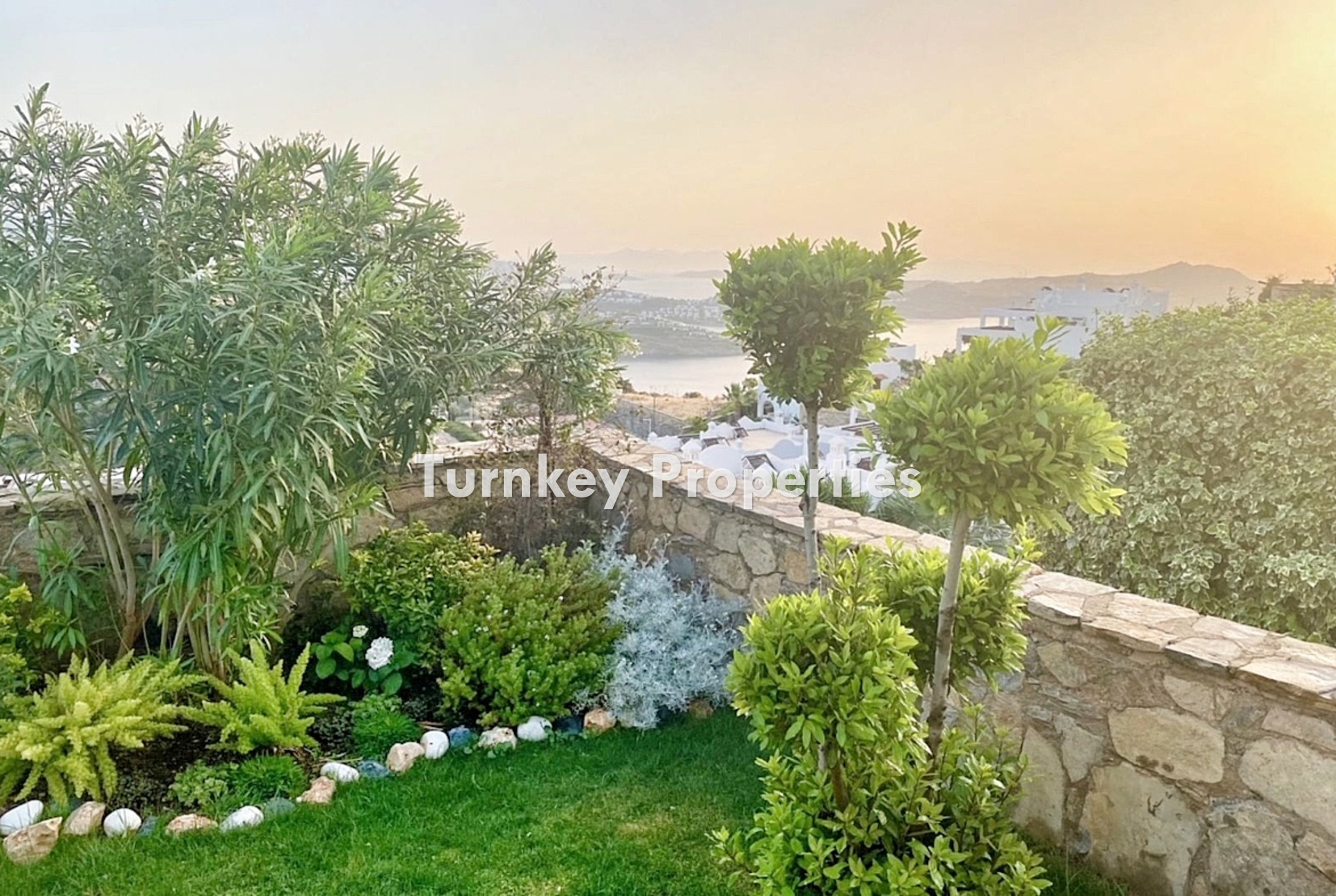 Yalıkavak'ta Satılık Lüks Villa, Eşsiz Şıklık ve Panoramik Körfez Manzarası