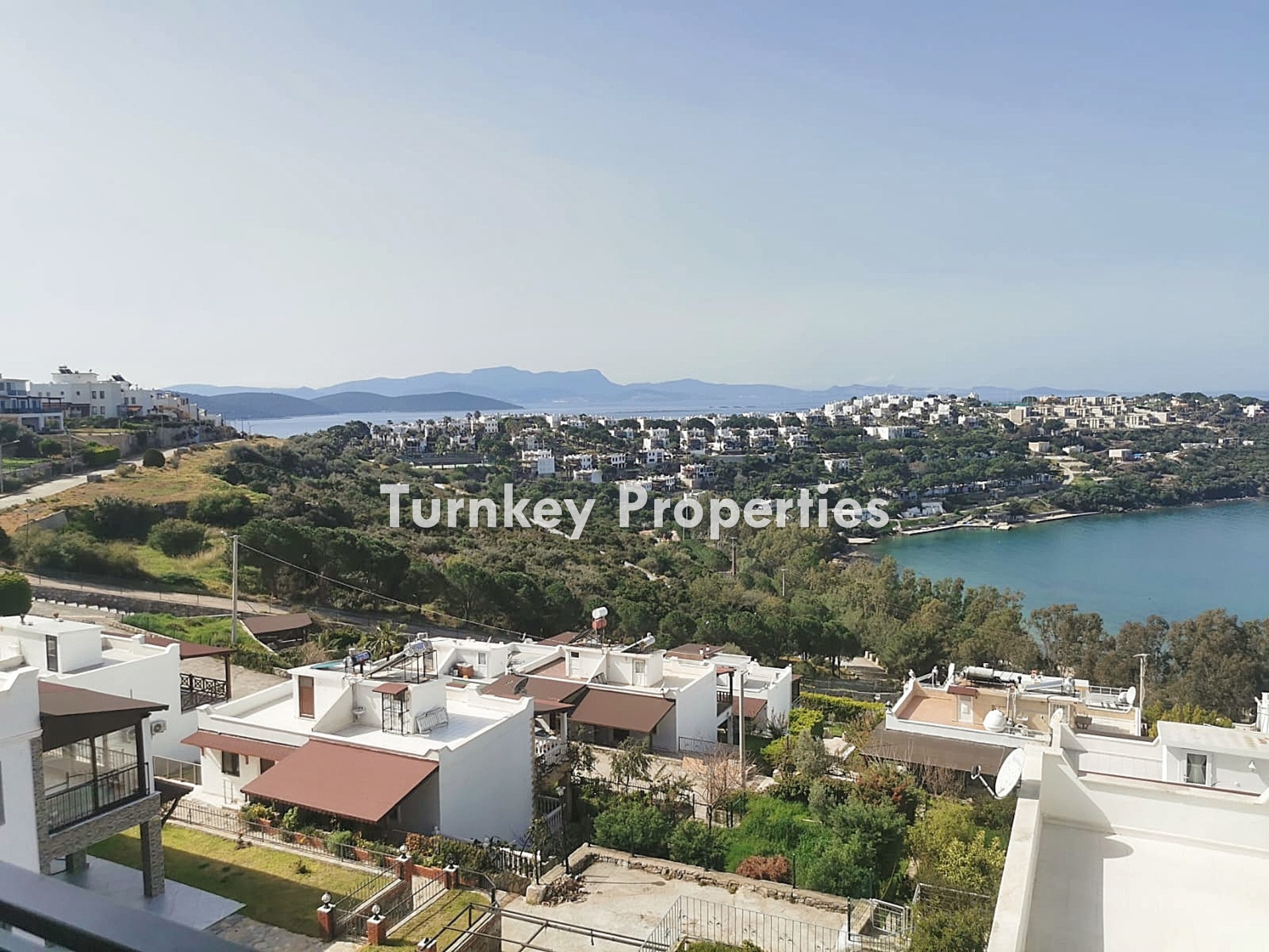 Güvercinlik'te Özel Plajlı, Sosyal Tesisli, Deniz Manzaralı Satılık 3+1 Villa