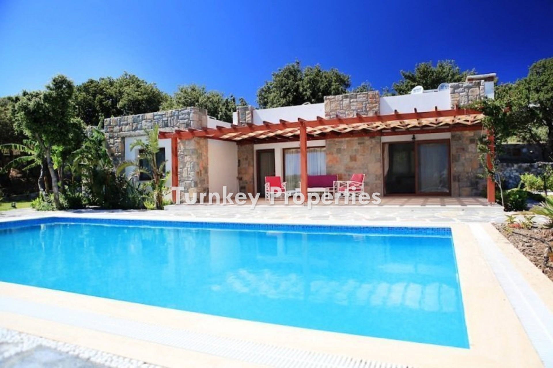 Gümüşlük Satılık Müstakil Tek Katlı Özel Havuzlu Bahçeli Villa