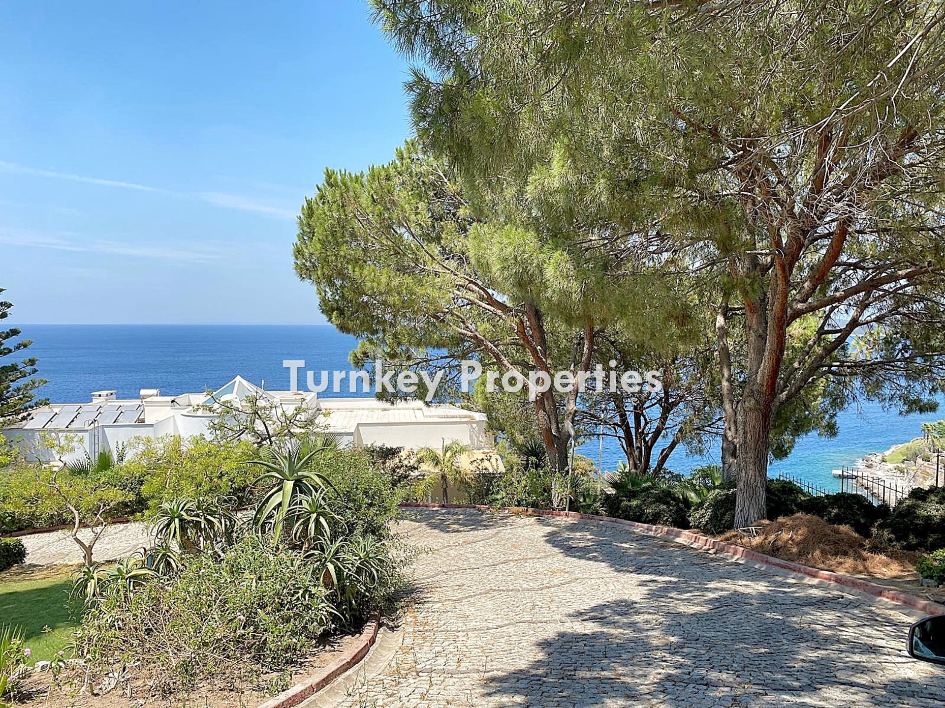 Gündoğan Satılık Villa Denize Sıfır Özel İskeleli Deniz Manzaralı