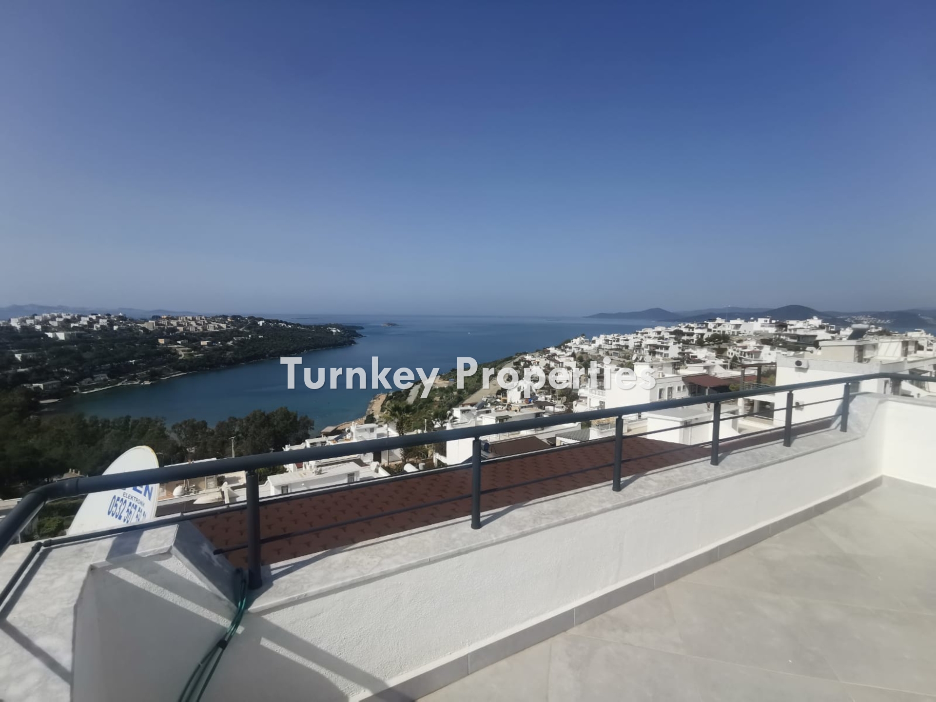 Güvercinlik'te Özel Plajlı, Sosyal Tesisli, Deniz Manzaralı Satılık 3+1 Villa