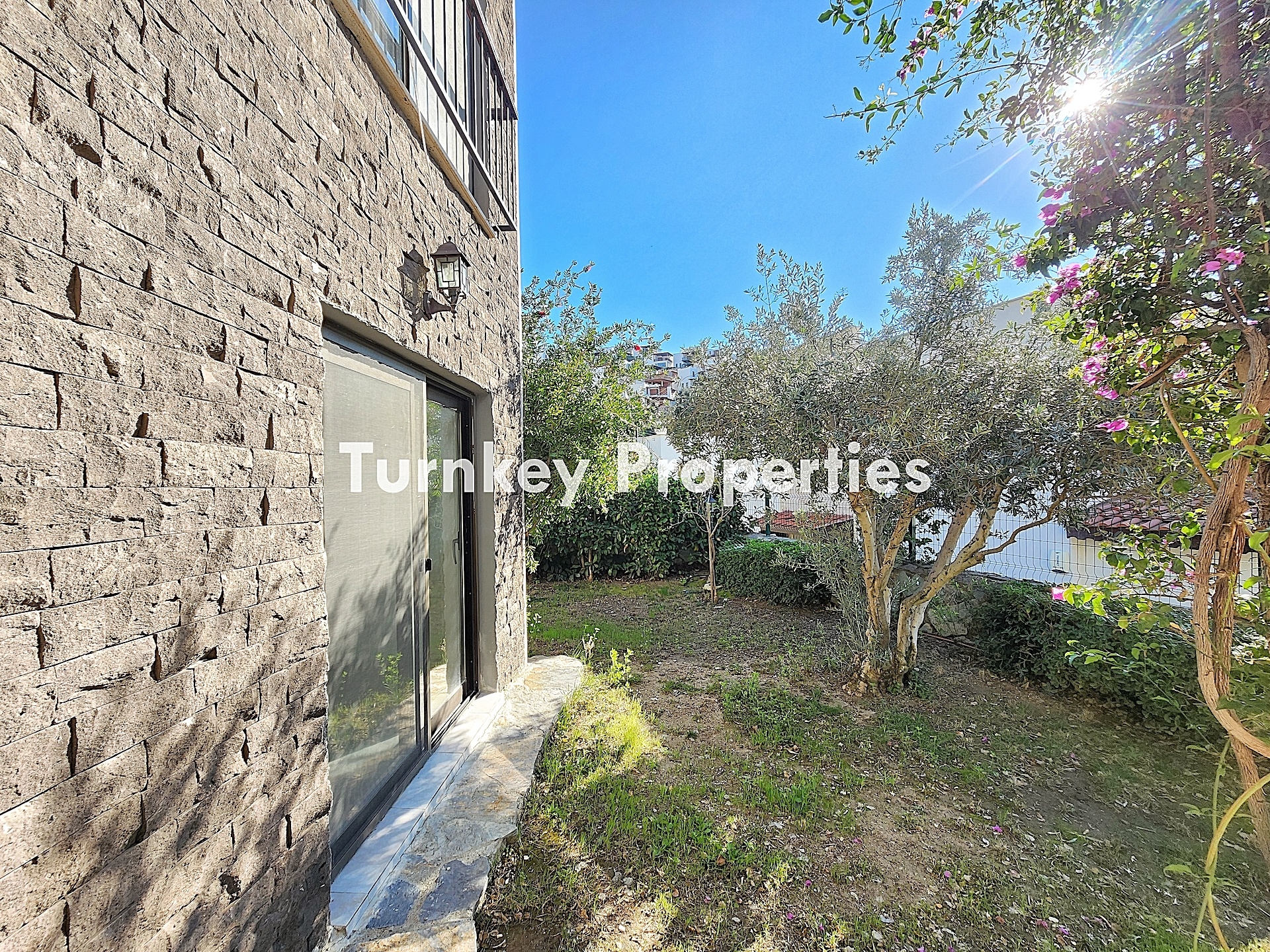 Gümüşlük Koyunbaba Satılık Bahçe Katı Daire Plaja Yakın Site İçi