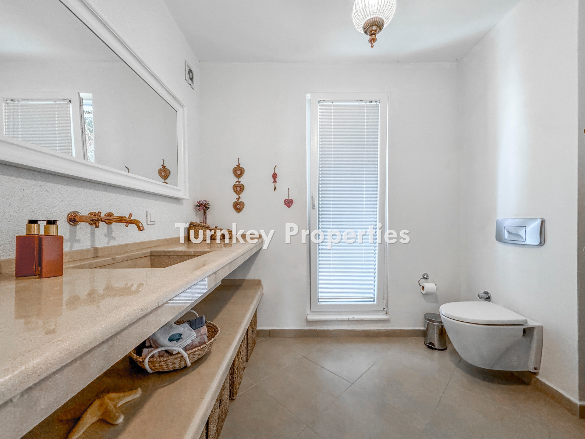 Türkbükü Hebil Koyu’nda Eşsiz Manzaralı, Denize Sıfır Satılık 4+1 Daire