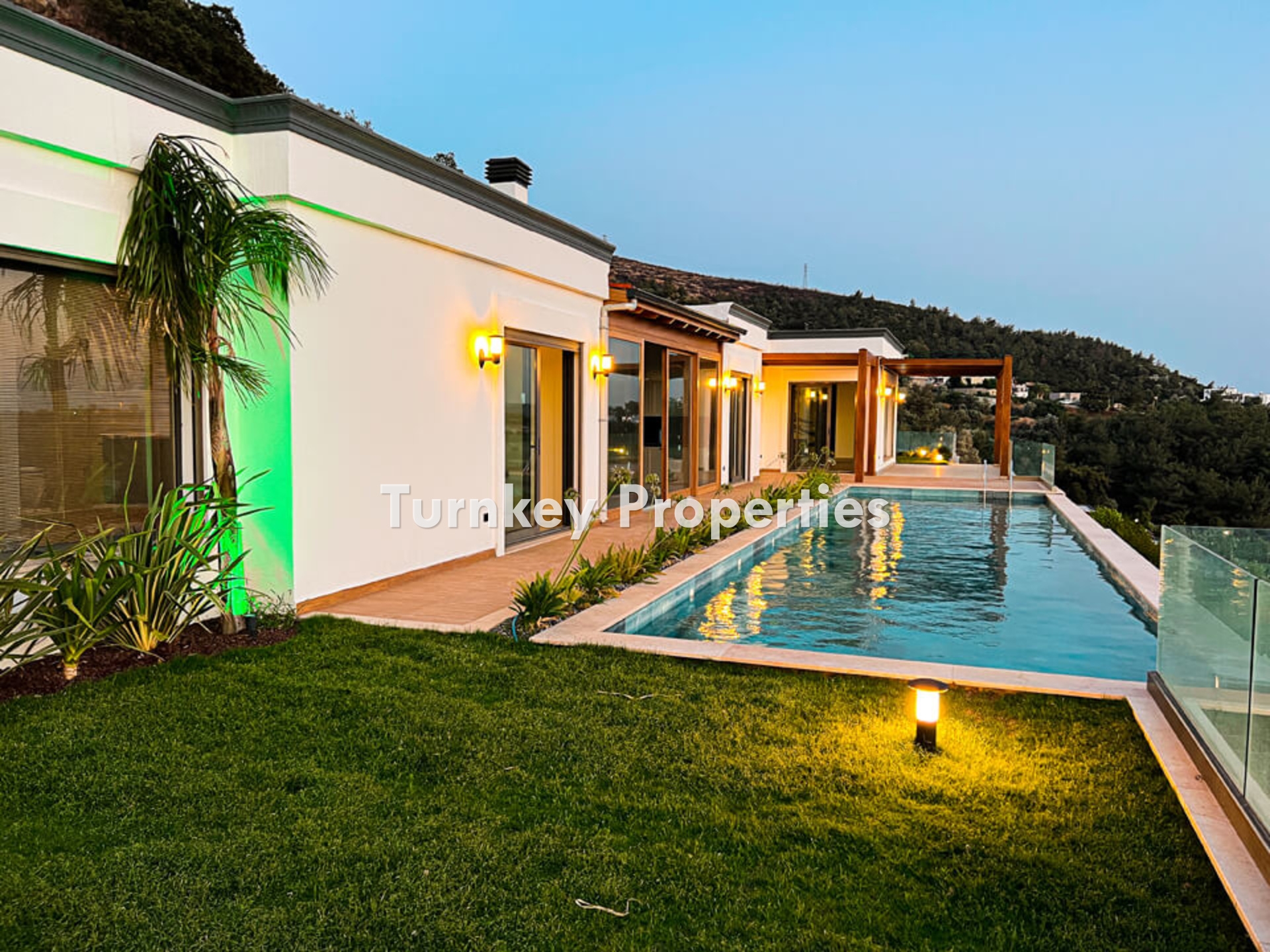 Bodrum Merkez'de Satılık 6+2 Malikane, Deniz ve Kale Manzaralı