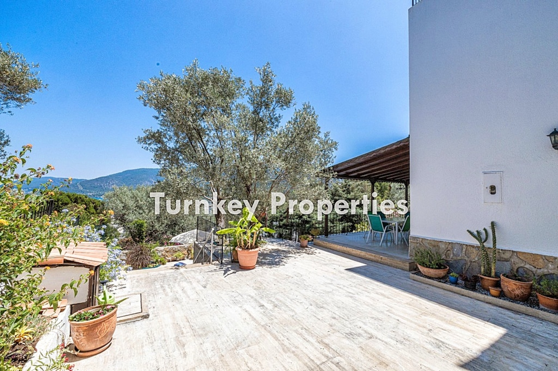 Torba Satılık Villa Deniz Manzaralı Özel Havuzlu Geniş Bahçeli Ev