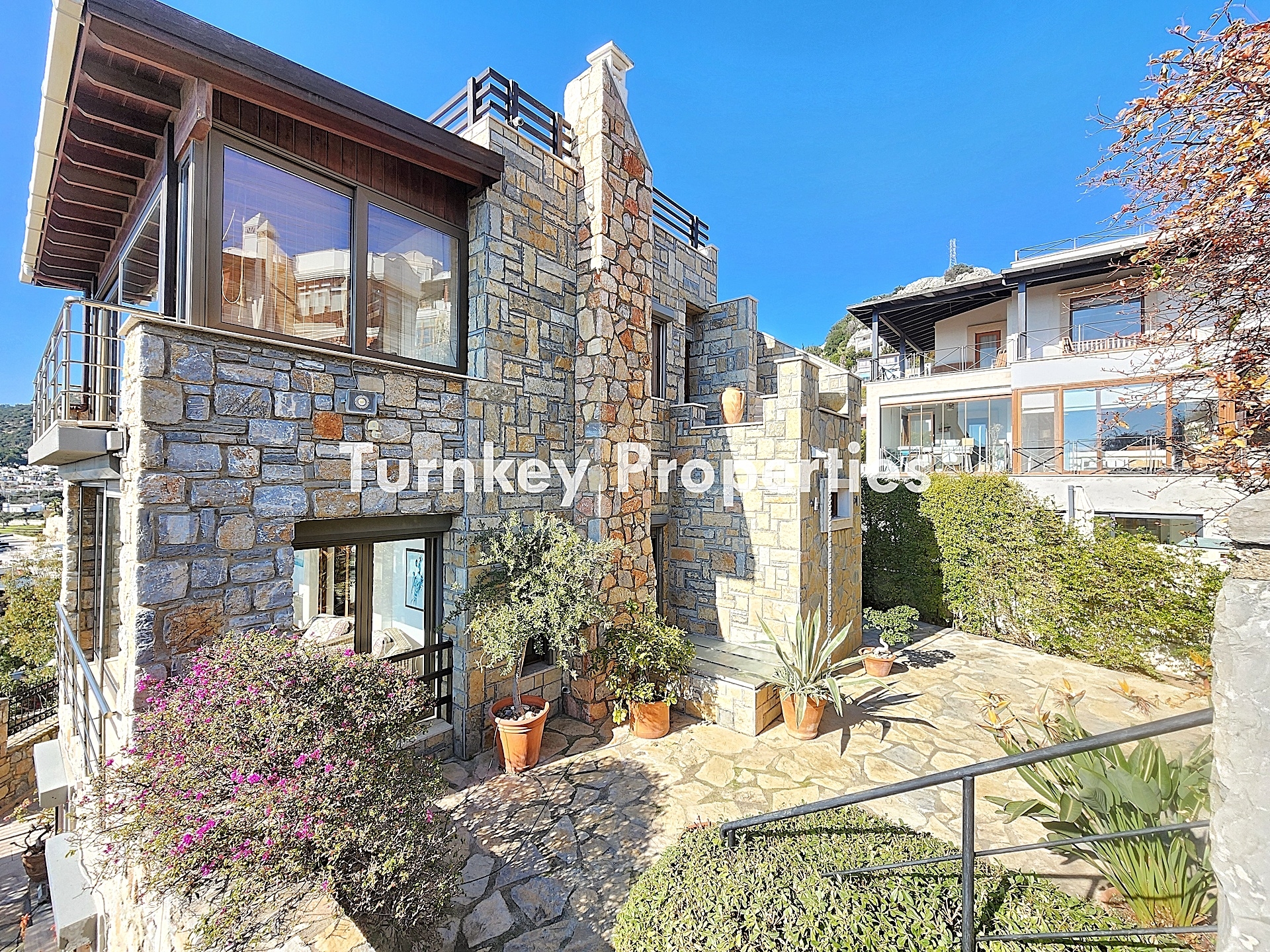 Bodrum Merkez Satılık Ev Deniz Manzaralı Bahçeli Özel Konumda Ev