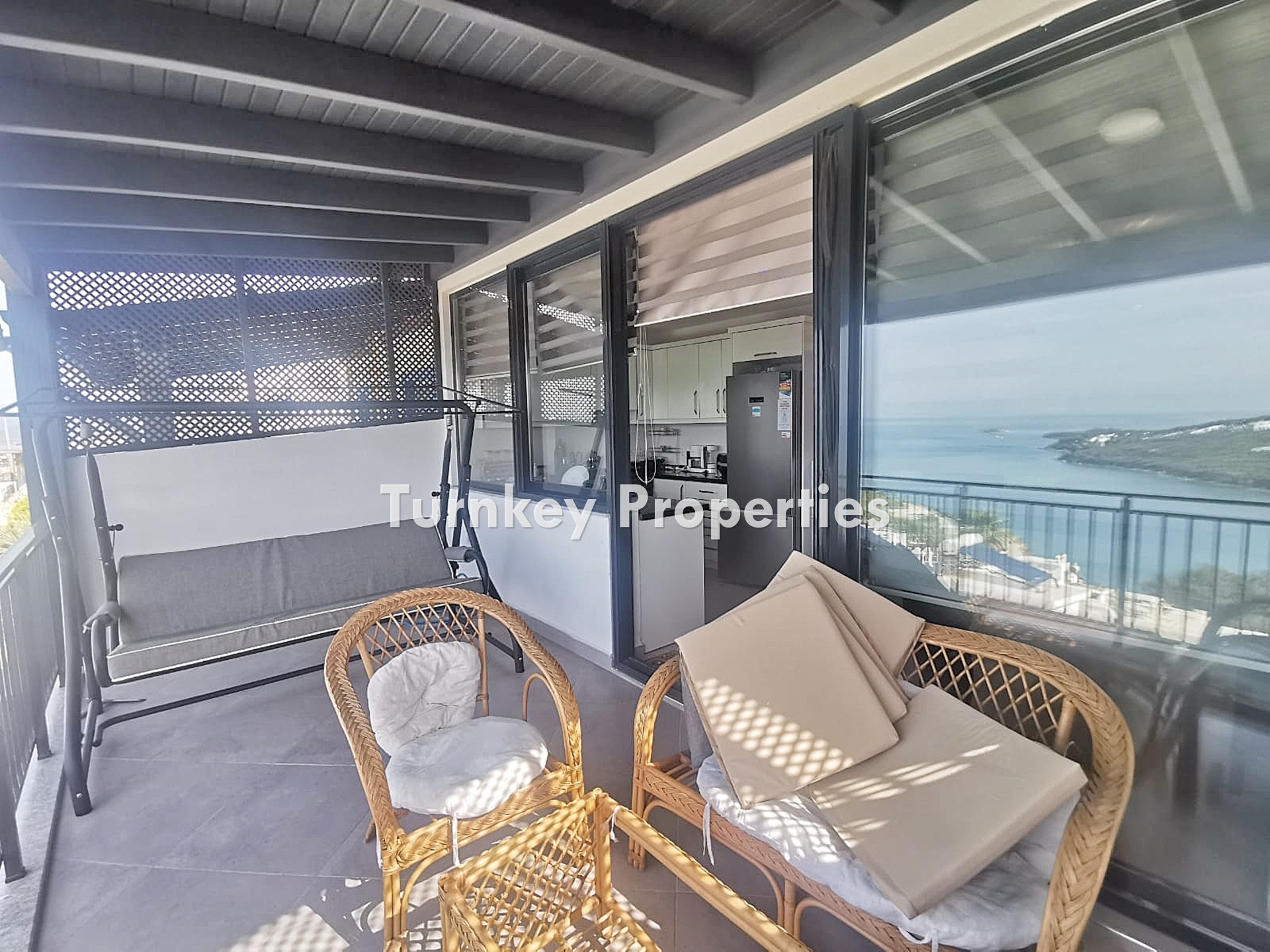 Güvercinlik'te Özel Plajlı, Sosyal Tesisli, Deniz Manzaralı Satılık 3+1 Villa