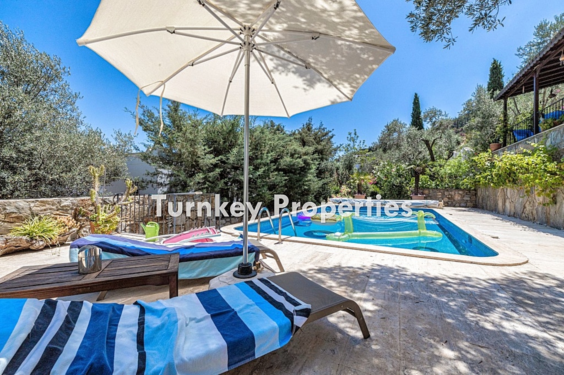 Torba Satılık Villa Deniz Manzaralı Özel Havuzlu Geniş Bahçeli Ev