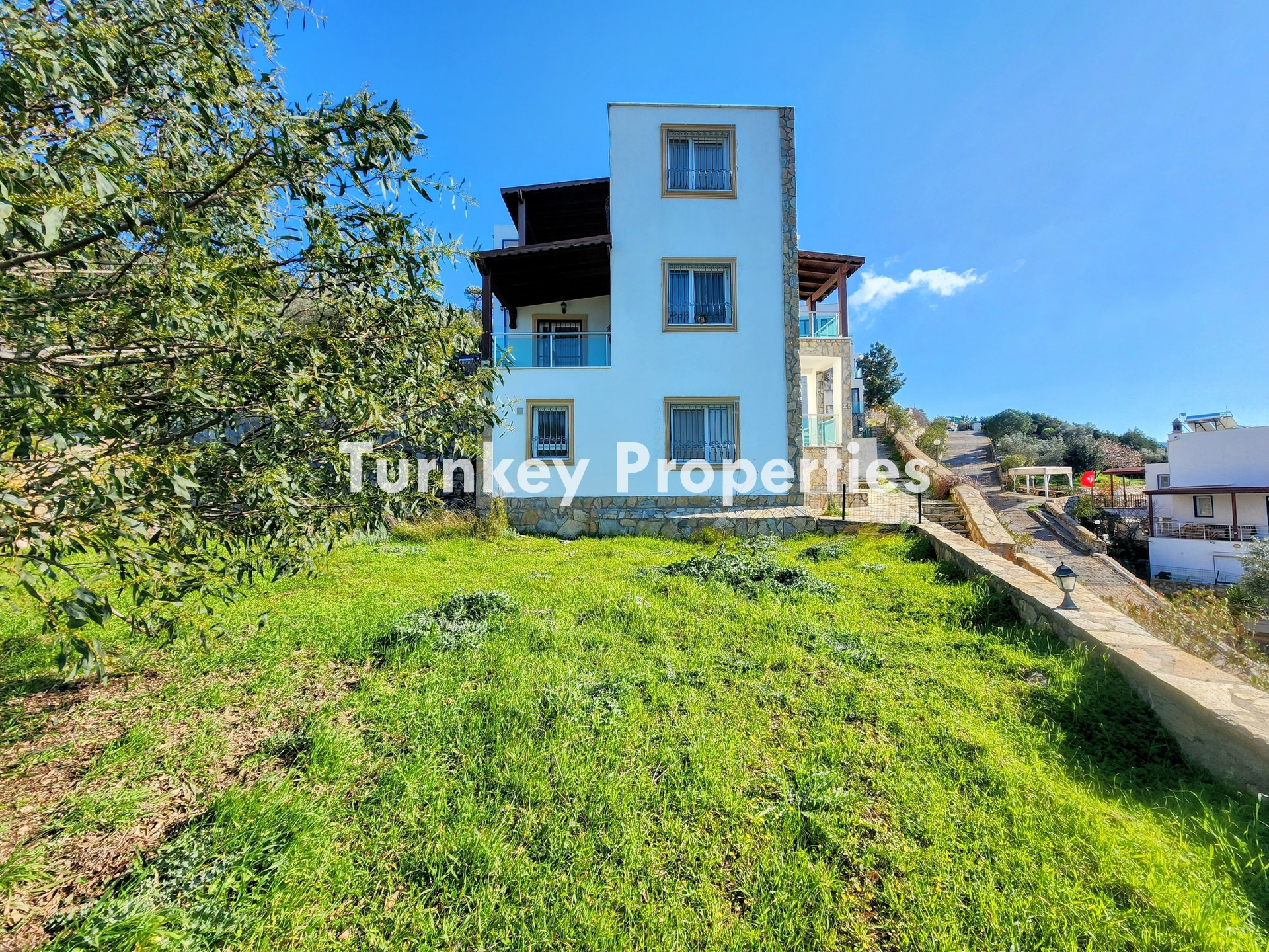 Torba Satılık Deniz Manzaralı Bahçeli Villa Özel Konumda Yaşam