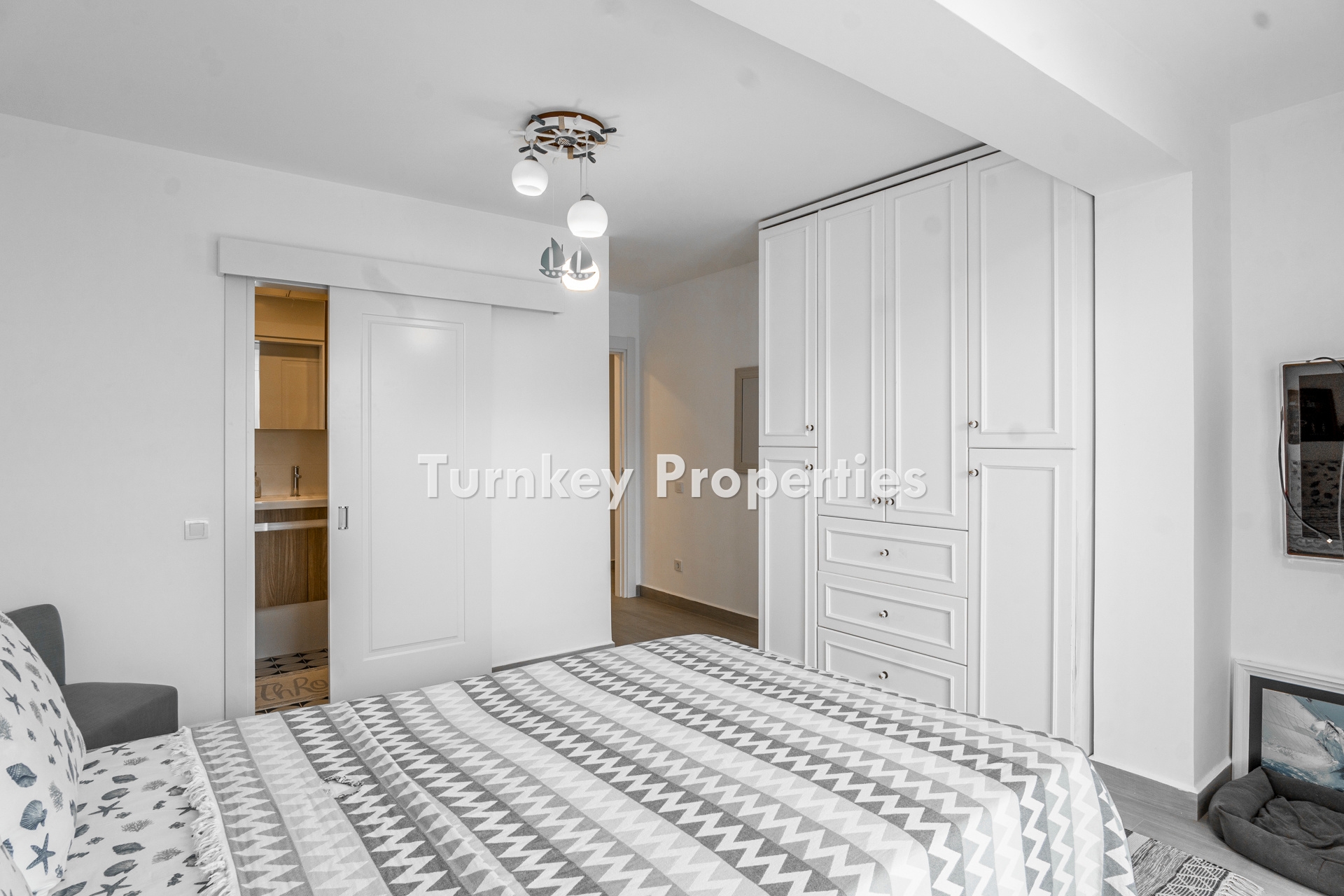 Türkbükü Hebil Koyu’nda Eşsiz Manzaralı, Denize Sıfır Satılık 4+1 Daire