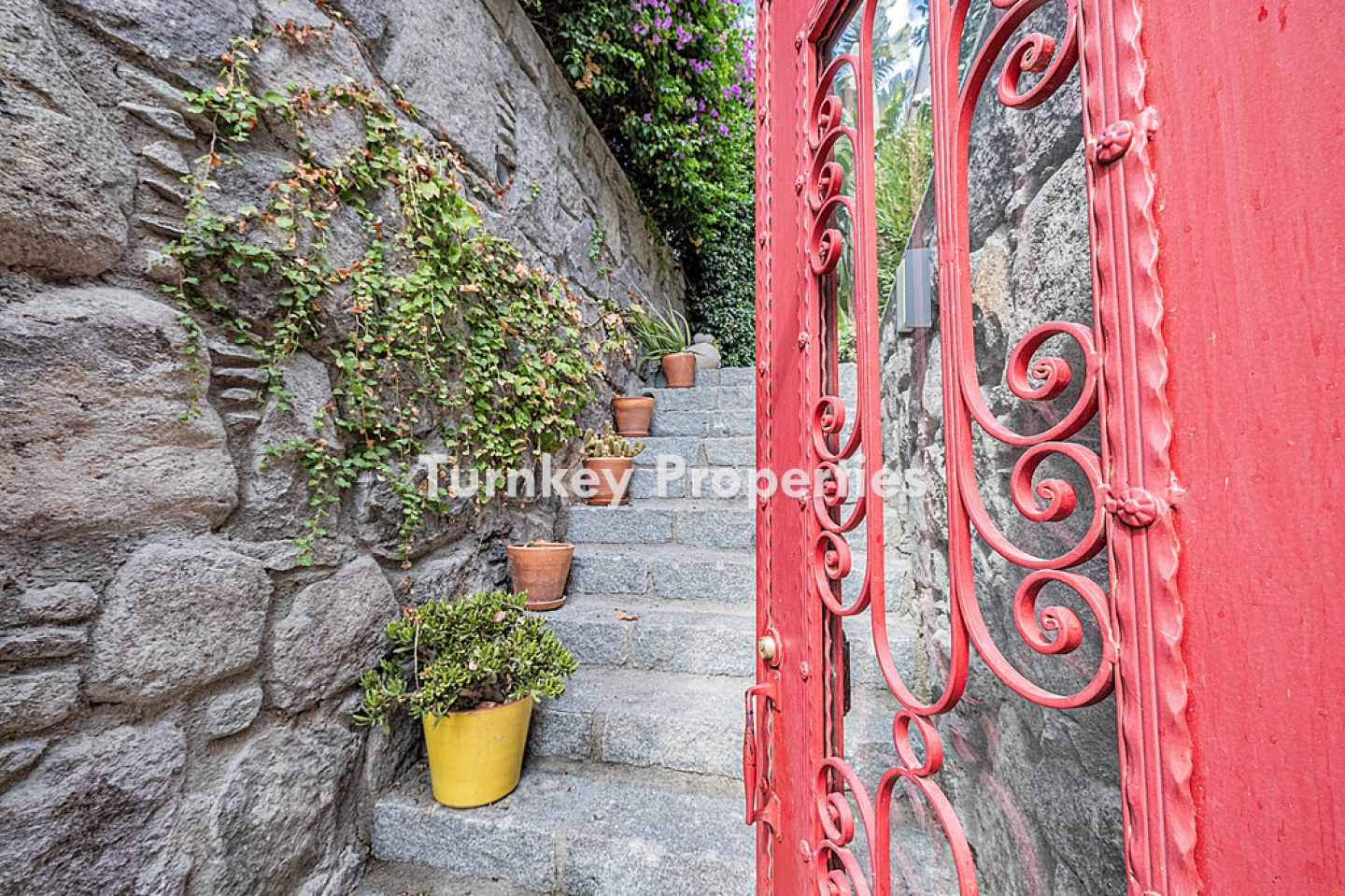 Dibeklihan Satılık Villa Tek Katlı Özel Bahçeli Infinity Havuzlu