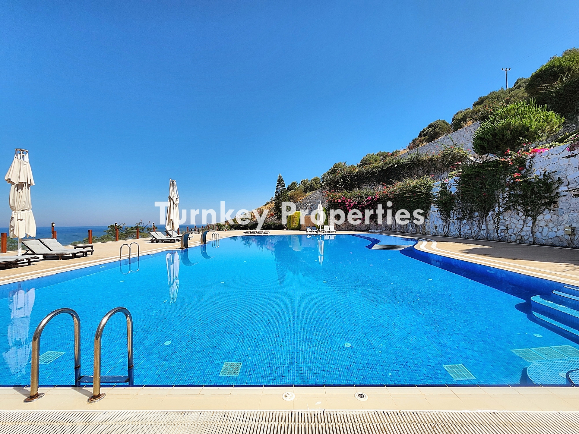 Bodrum Denize Sıfır Satılık Yazlık | Özel İskelesi, Denize Sıfır Plaj Alanı, Restoranı ve Sosyal İmkanlarıyla Eksiksiz bir Yaşam