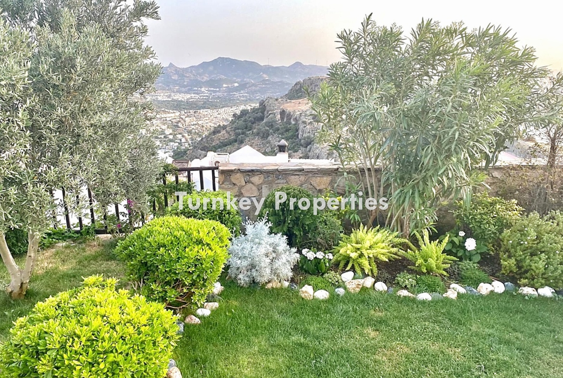 Yalıkavak'ta Satılık Lüks Villa, Eşsiz Şıklık ve Panoramik Körfez Manzarası