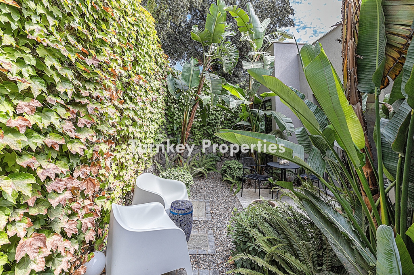 Dibeklihan Satılık Villa Tek Katlı Özel Bahçeli Infinity Havuzlu