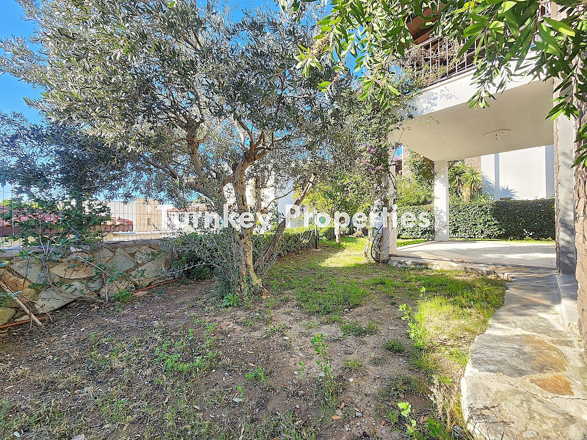 Gümüşlük Koyunbaba Satılık Bahçe Katı Daire Plaja Yakın Site İçi