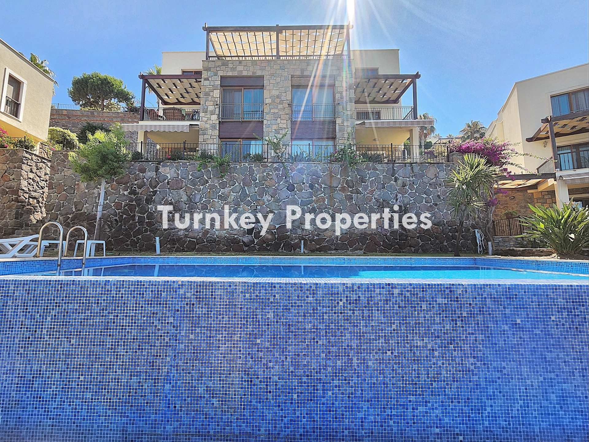 Bodrum Denize Sıfır Satılık Yazlık | Özel İskelesi, Denize Sıfır Plaj Alanı, Restoranı ve Sosyal İmkanlarıyla Eksiksiz bir Yaşam