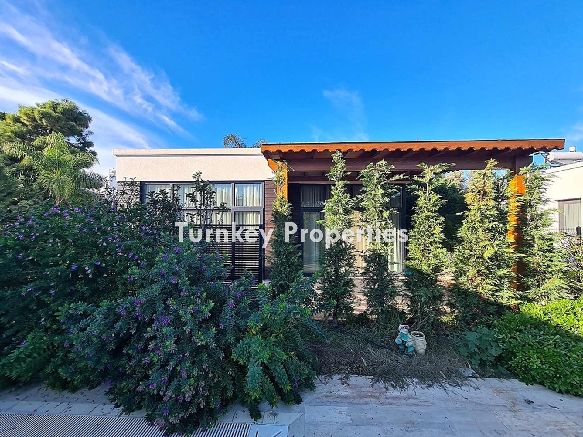 Ortakent Yahşi Satılık Villa Sahile Yakın Tek Katlı Bahçeli Ev